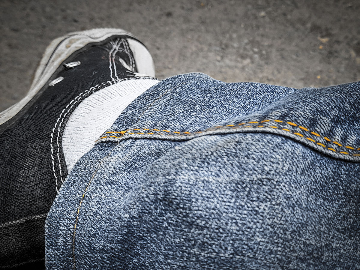 牛仔裤如何洗涤防止掉色？实用技巧大揭秘！