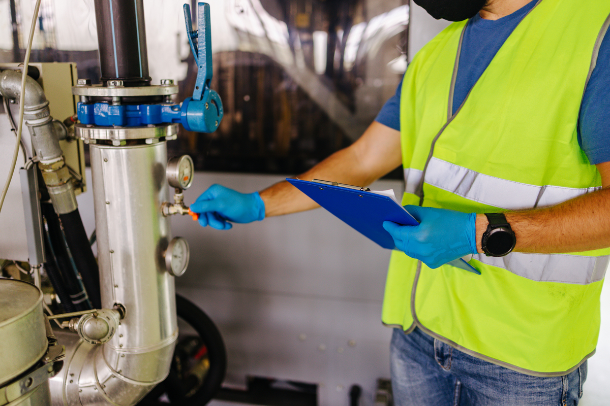 翻译
Operator should hold onto the blast hose until the air pressure from the nozzle drops off to zero.