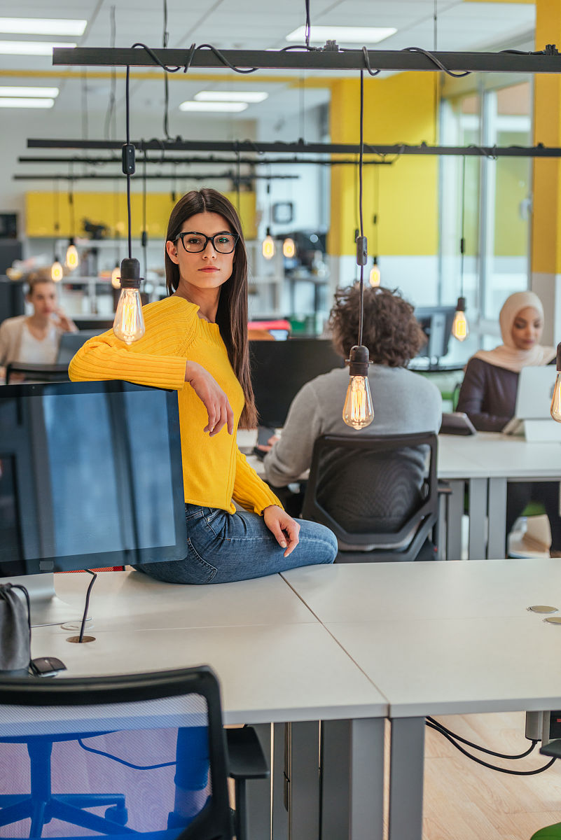 随着社会的发展和人们对教育的不断探索教育改革已经成为了当前教育界和社会各界广泛关注的话题。在此背景下教育部出台了《义务教育课程方案2022年版》和《义务教育小学语文课程标准2022年版》双新政策对教育教学进行全面改革和升级旨在进一步提高学生的综合素养和学习能力使学生更好地适应未来社会的发展。双新政策的出台是建立在教育发展背景之上的中国当前正处于加快推进教育现代化的历史进程中。随着信息技术的飞速发展