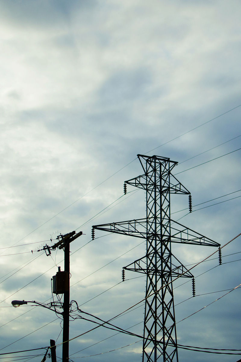 户外电线上面刷防水胶好吗帮我用200字详细描述