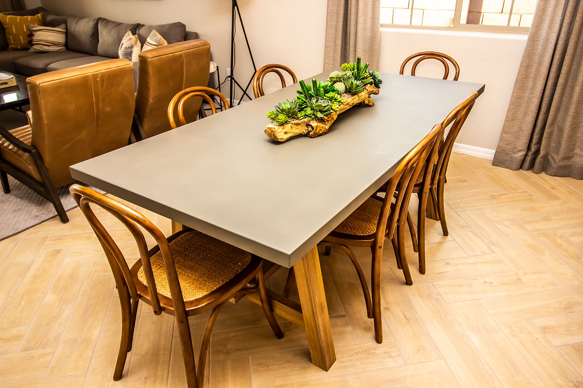 西安实木餐桌价格 - 多少钱一张？品牌、材质、尺寸影响价格