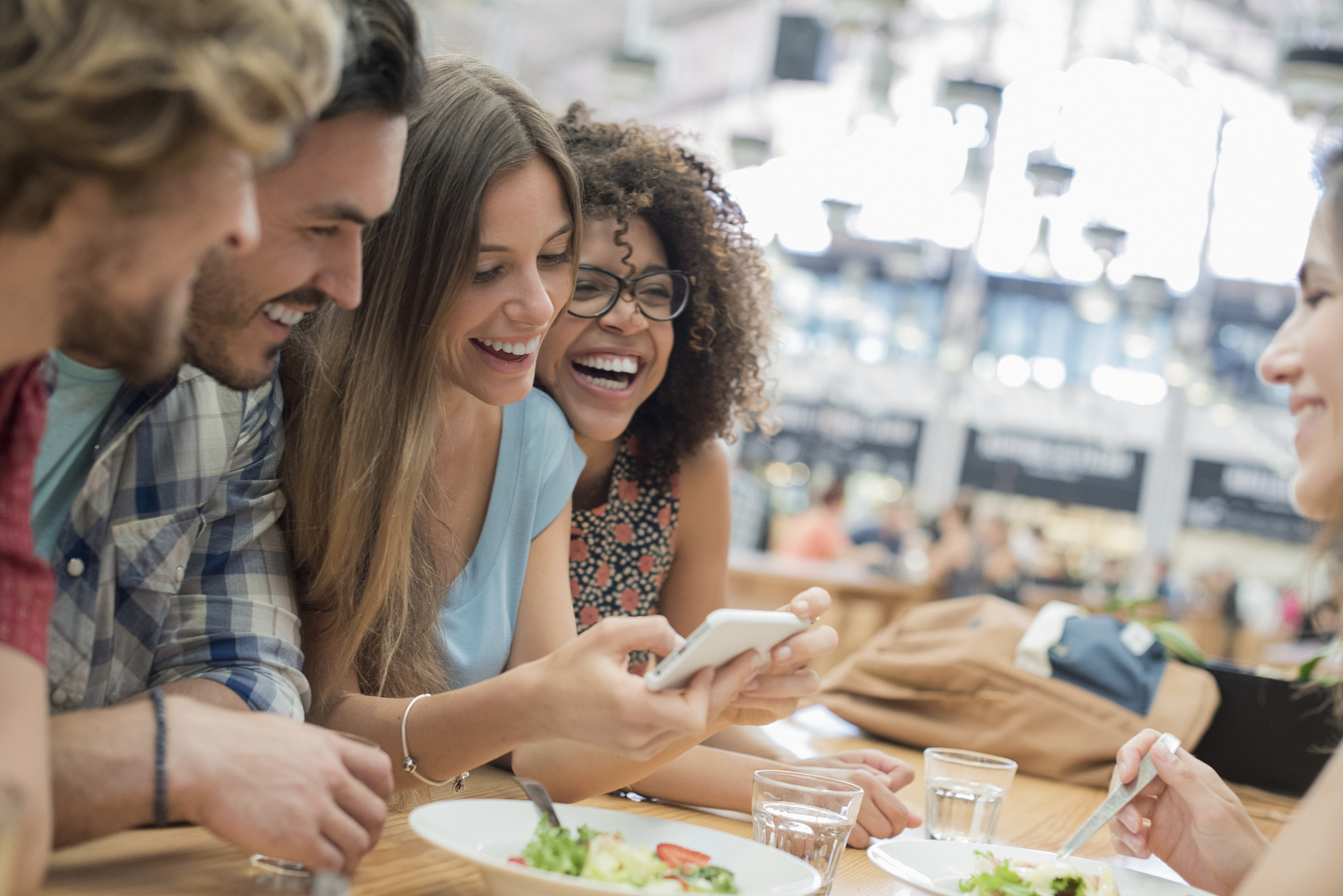 我的朋友和我绝交了她是个四年级的小女孩。在她很小的时候就和我玩耍叫我大哥哥。现在她长大了我们每周一起玩手机游戏和院里的小朋友玩耍。可因为我在游戏上犯贱惹她生气了两次就绝交了！我不知道这是为什么我好伤心T_T我都20多少创业者了我没有朋友了！！……