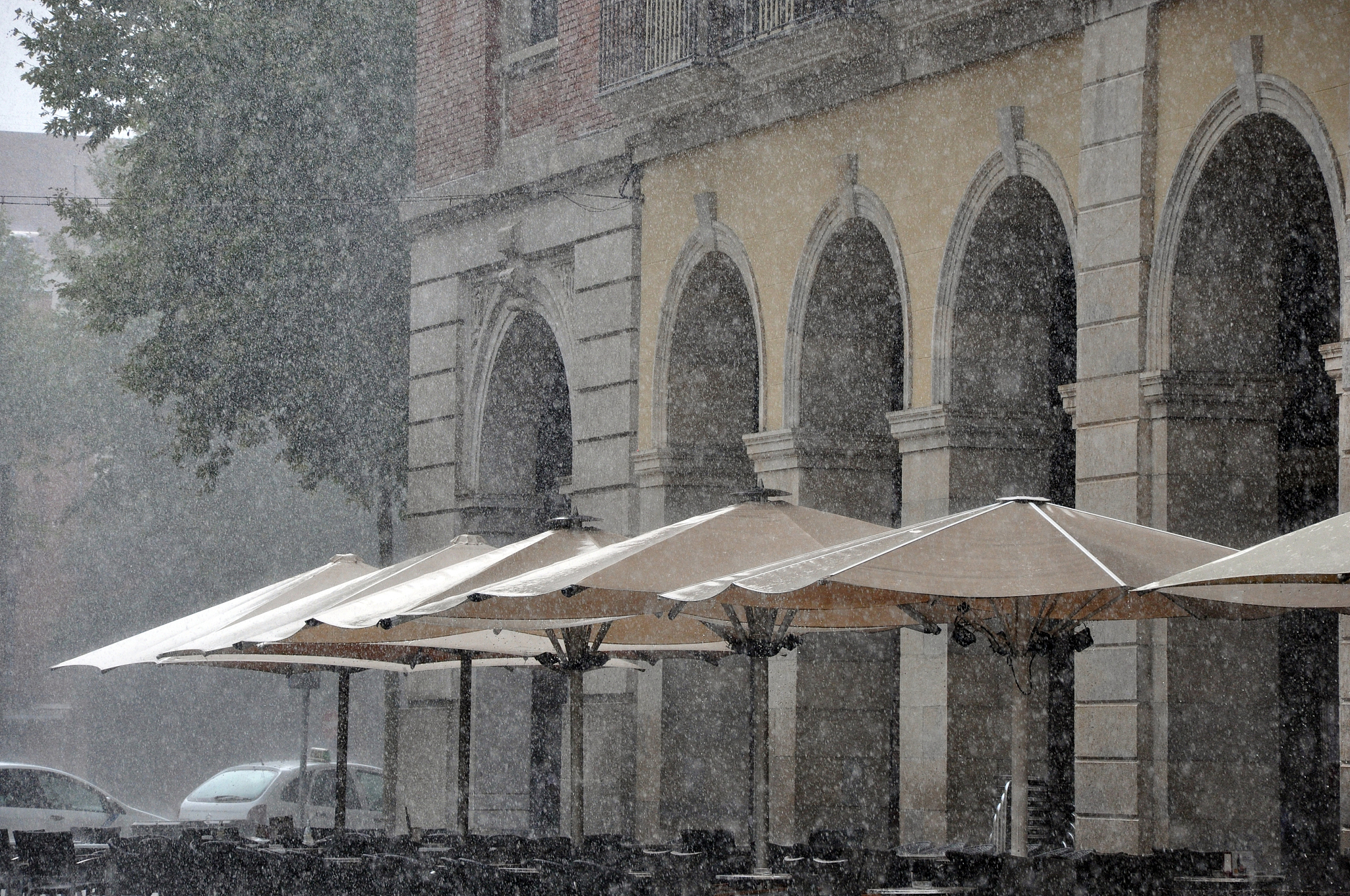 简化写成英文短句3宗教对巴基斯坦建筑的影响以伊斯兰教为例：伊斯兰传统艺术对巴基斯坦公共艺术的发展产生了深远的影响伊斯兰教于公元8世纪传入巴基斯坦地区为当地艺术家带来了新的视角和风格。 伊斯兰艺术注重几何形状和装饰这在巴基斯坦的建筑、陶瓷和纺织品中得到了体现。 例如莫卧儿帝国时期的建筑如拉合尔堡和巴达夫·辛格的清真寺展示了伊斯兰传统艺术与当地文化的融合。 这些建筑以其华丽的装饰、精心设计的拱门和瓷砖