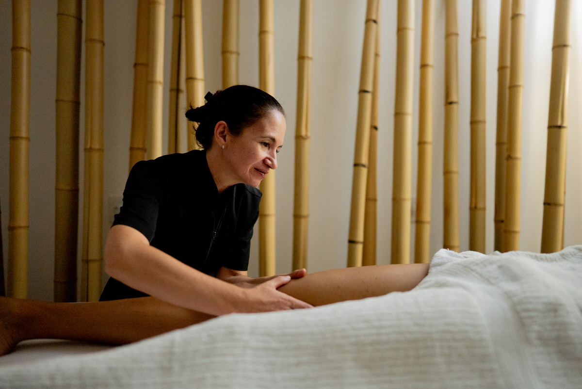 老公叫林动老婆叫杨幂老公带老婆去一下新开的按摩体验按摩写出他们的体验过程