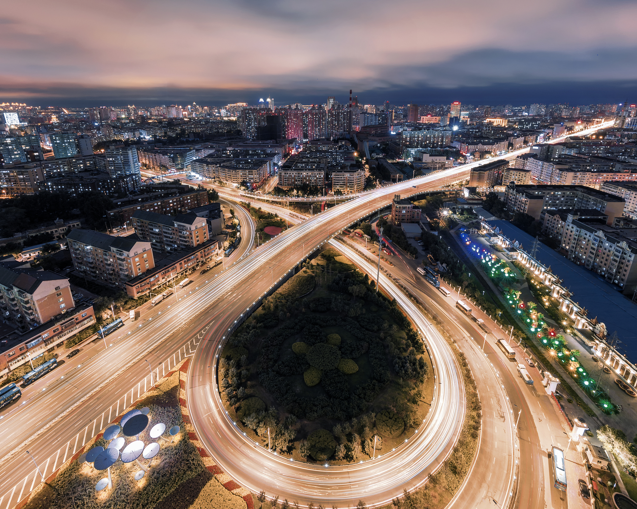 和藏宝阁类似的词语