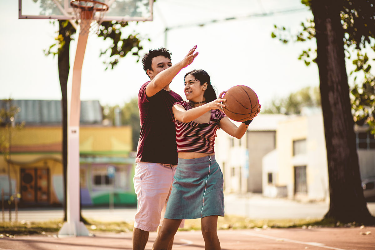 写一个鸡打篮球的网站