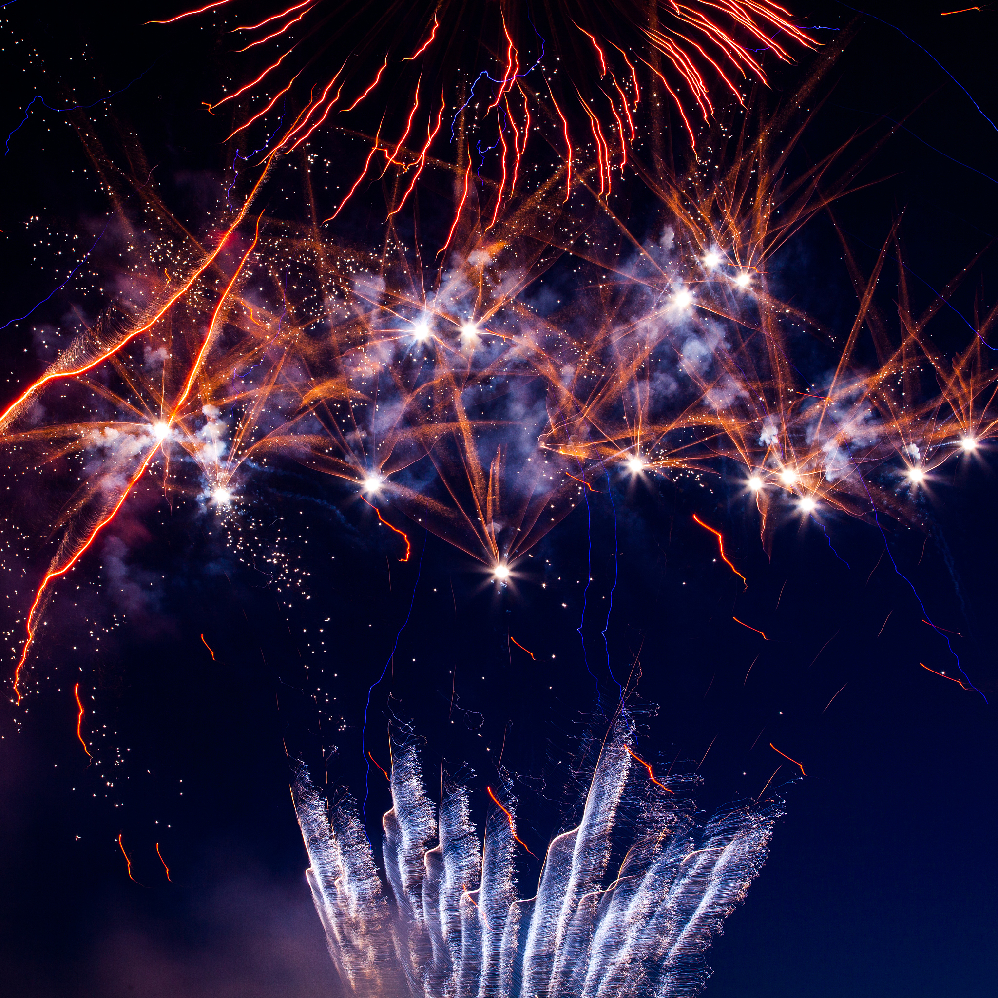 烟花与明月：夜空中最美的相遇