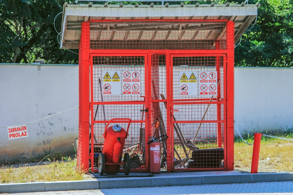 帮我书面化以下一段话3受厂区场地限制无法在厂区内找到更好的位置来建设液氨供气点因此企业需严格落实隐患排查制度每日进行隐患排查通过安全管理手段切实消除事故隐患