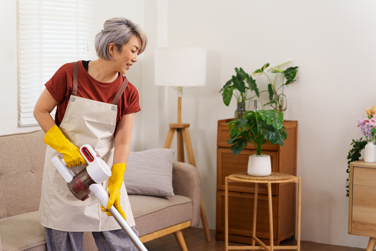 Caption More so than just vacuuming the crumbs it’s saving the day Together we help you maintain a perfect home翻译成中文