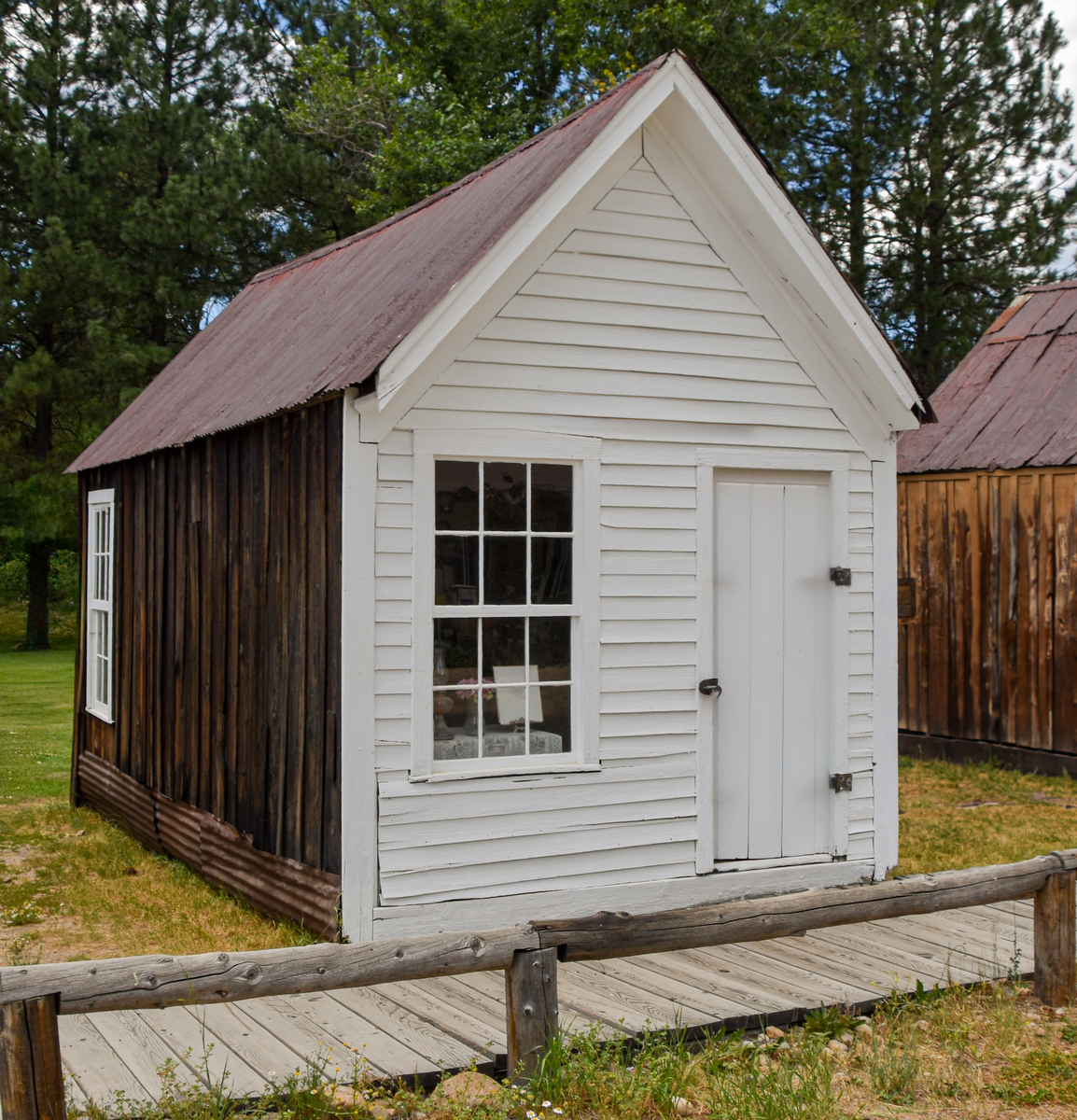 组装简易小屋的体验：4-5小时完成，细节有待改进