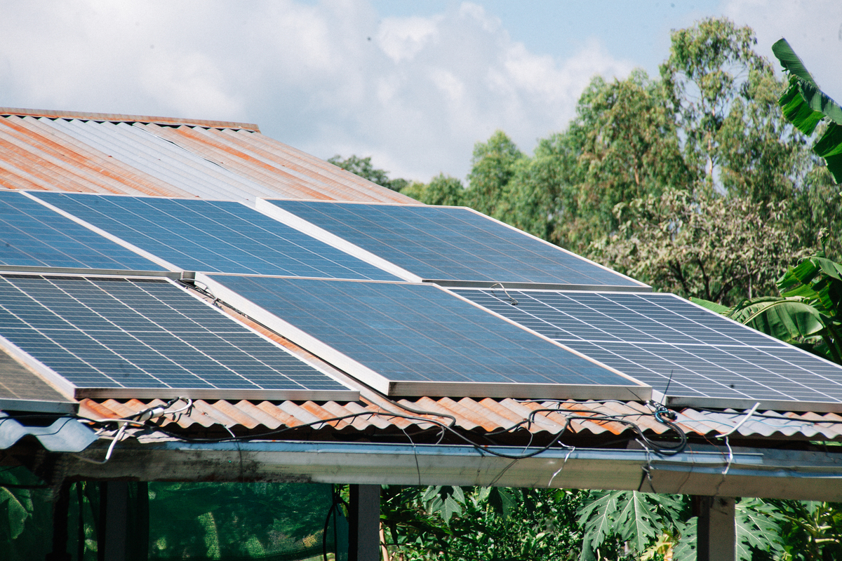 请重新组织语言改写下面一段话：
在坚守产品质量的同时加大研发投入，升级现有屋顶光伏系统产品，使其兼具功能性与盈利性的同时更加美观，以满足用户的多杨化需求。不断更新技术和产品组合，开发更多样化和可持续的能源组合，从而为客户提供最佳的系统解决方案