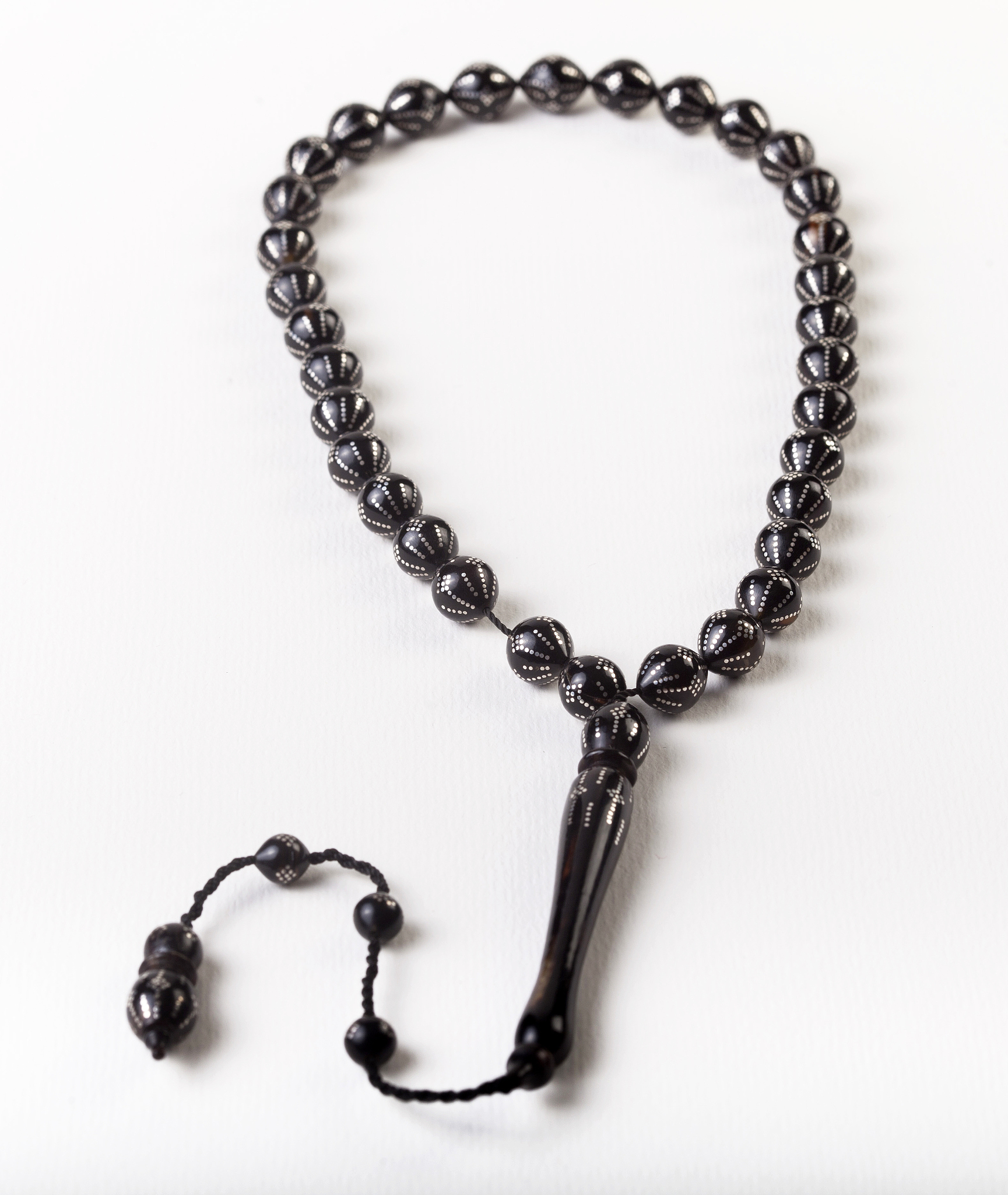 请参考以下内容重新生成一篇不少于800汉字的原创文章。主题是：《辟邪最厉害的石头最厉害的辟邪神器》语言要幽默口语化。辟邪最厉害的石头是黑曜石。由于黑曜的精纯能量比较是属于吸纳性能量换句话说一般来建议黑曜需佩带右手为佳所有的水晶来说几乎全部都是佩带左手惟独黑曜是佩带右手因为根据古中国气法一般都是左进右出为原则