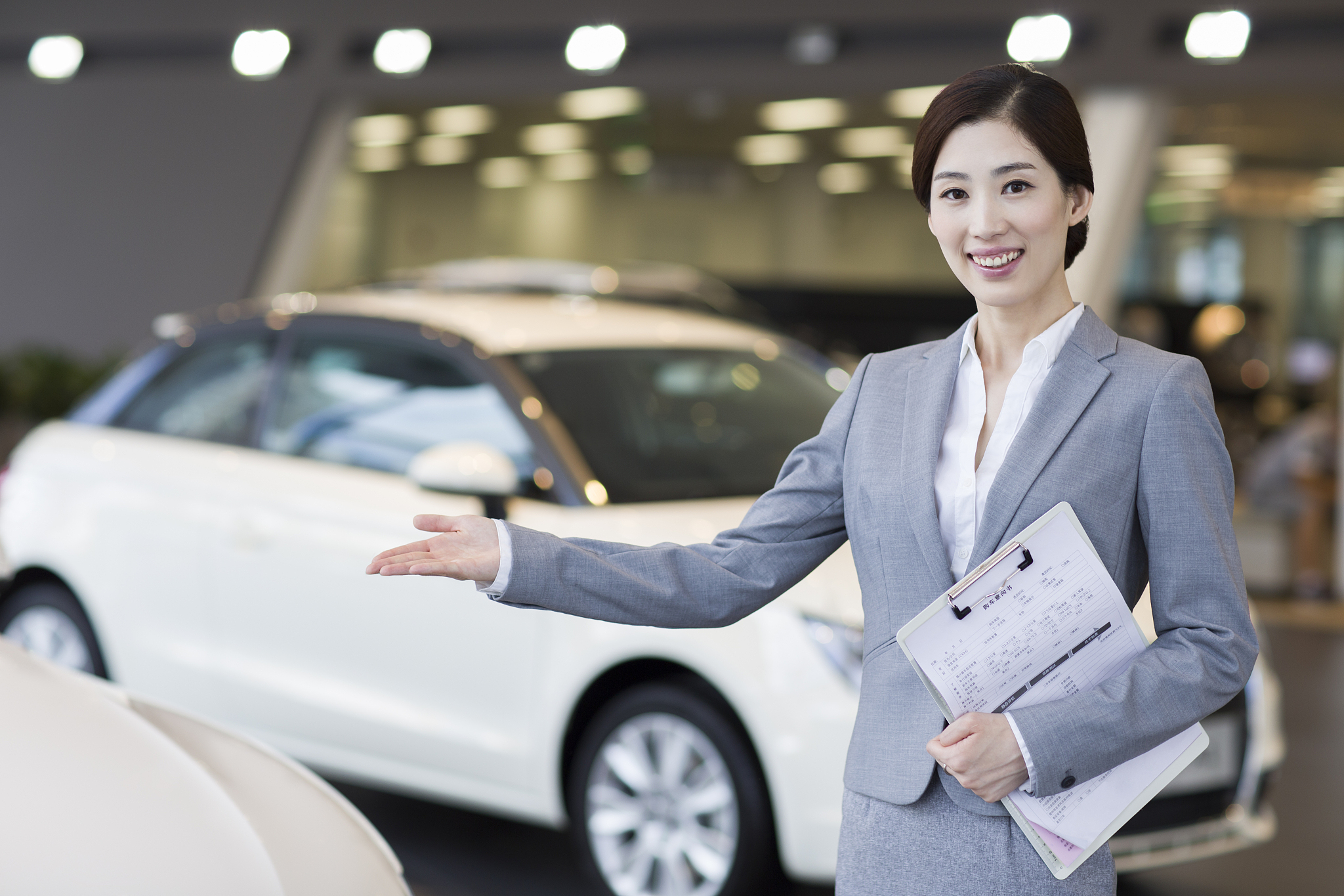 我是做汽车销售的帮我写一个简历