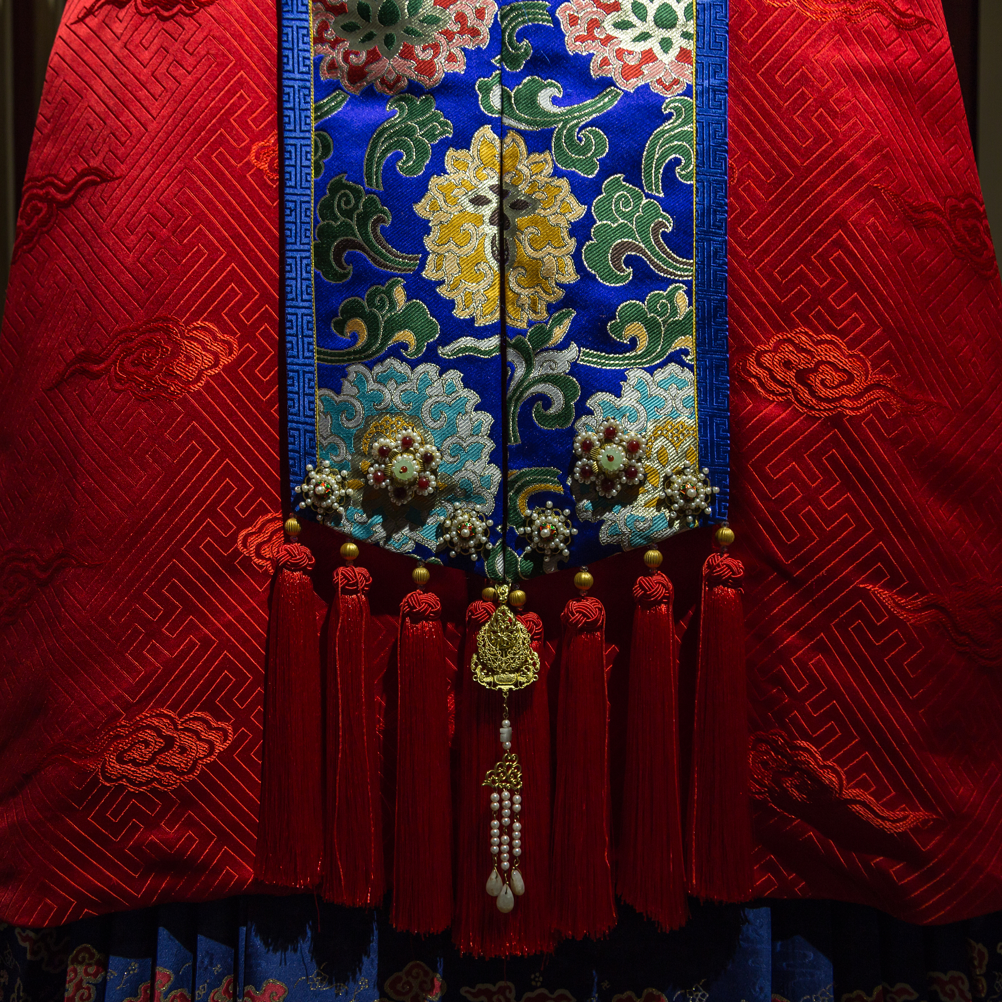 在银川的沙漠中一位元代蒙古女子身着锦衣战袍头戴鹰冠手持弓箭勇猛果敢背景是广袤的沙漠风光风格为元代蒙古画采用柔和光线渲染高质量的线条和质感8K分辨率色彩丰富光影恰到好处特写镜头精美光泽超级精细根据以上位子再设计10个类似的文案