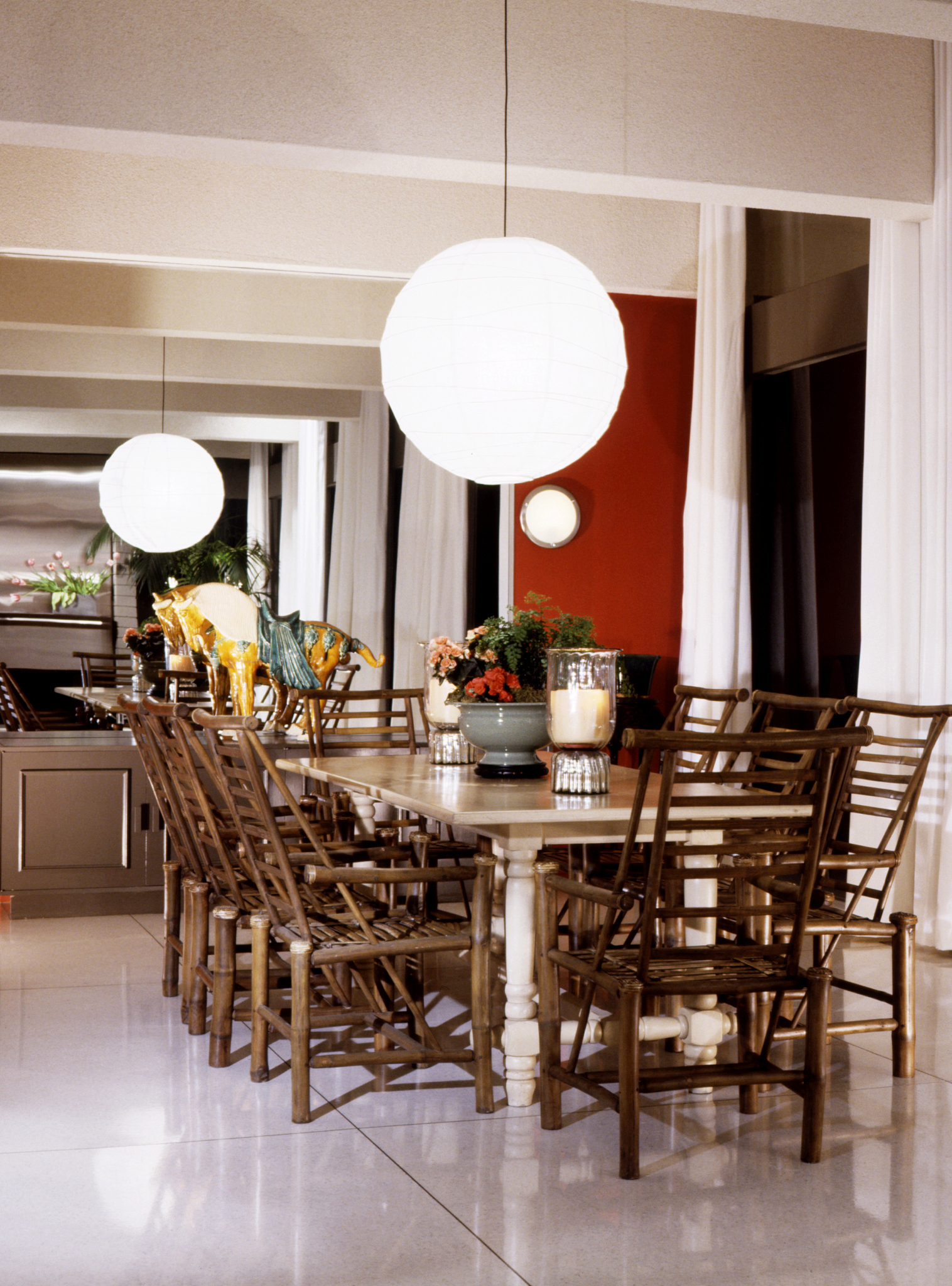 新中式餐桌方圆两用：融合传统与现代，打造舒适用餐体验