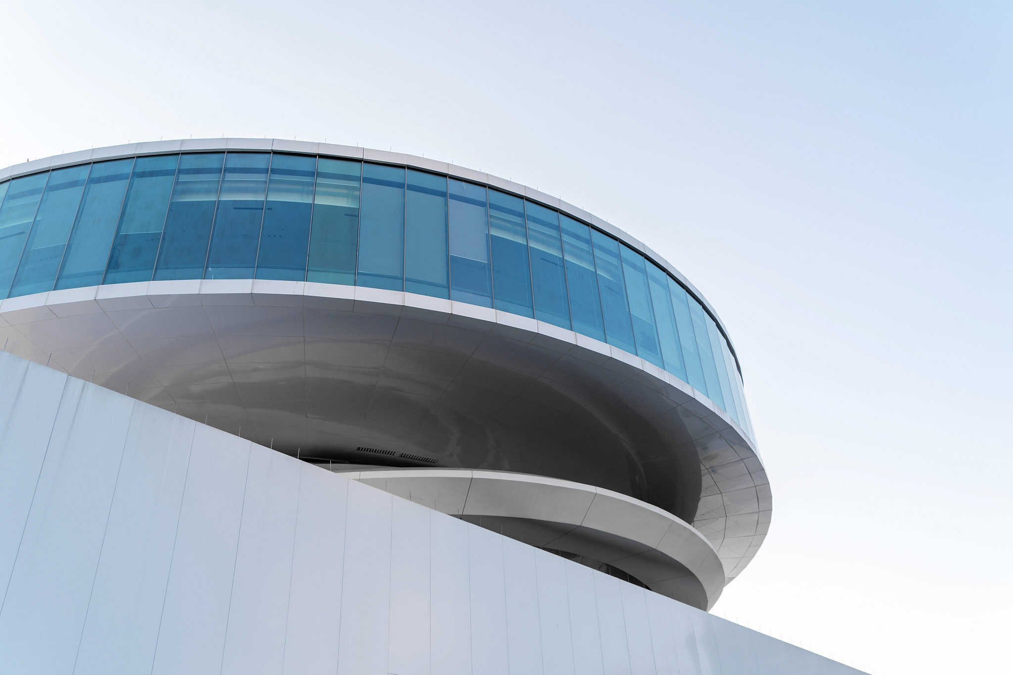 1	通过收集现代建筑的经典案例谈谈这些作品对于未来建筑的借鉴意义 300字