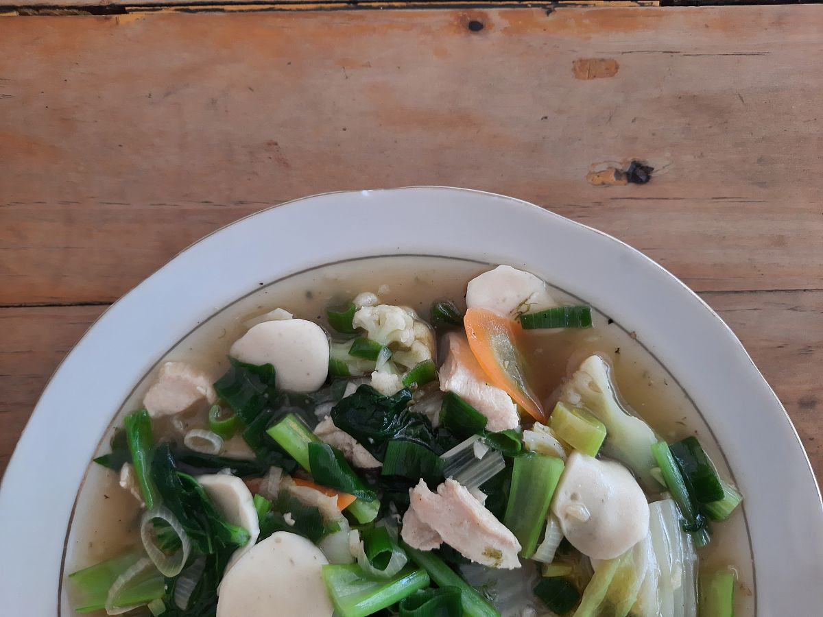 我不知道明天要做什么饭了请你帮我想一个。我是土生土长的地道中国人所以请给我中式家常菜菜系可以偏北方一点。要求要尽可能简单制作而且制作食材常见。