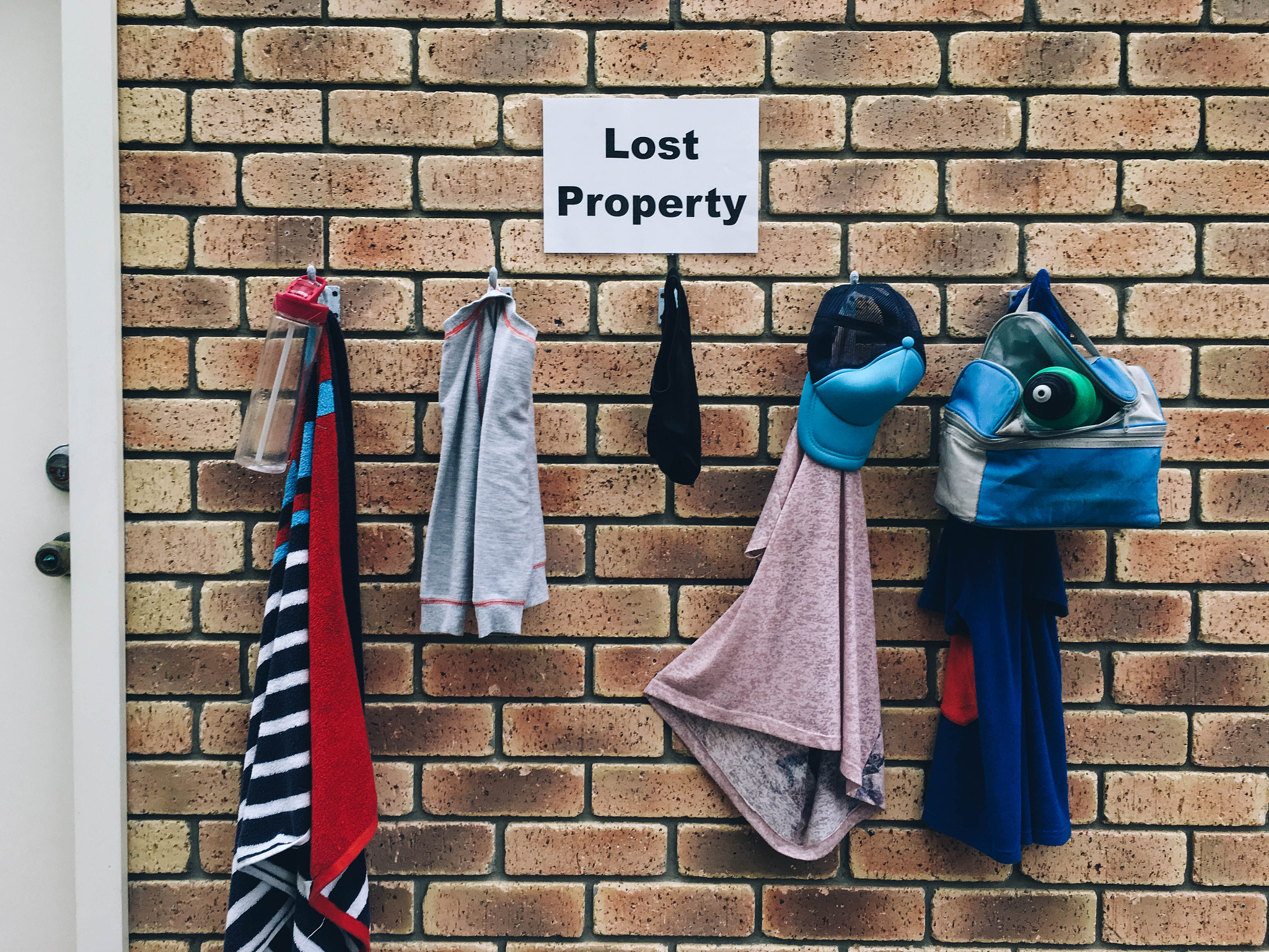 根据这个写一个选题背景在现代化经济飞速发展的今天国民生活水平日益高升人们享受的生活品质不断提升生活节奏逐渐加快。快节奏的生活导致人们经常丢三落四而丢失的物品往往难以找到1。在大学校园内丢失物品现象非常普遍同学们经常会丢失书本、校园卡、准考证、优盘以及身份证等生活物品如不及时找到遗失的物品会影响学生的正常生活2。传统的在校园的各处张贴寻物启事的方式不仅工作量大而且消息扩散的速度比较慢并且会给校园的美