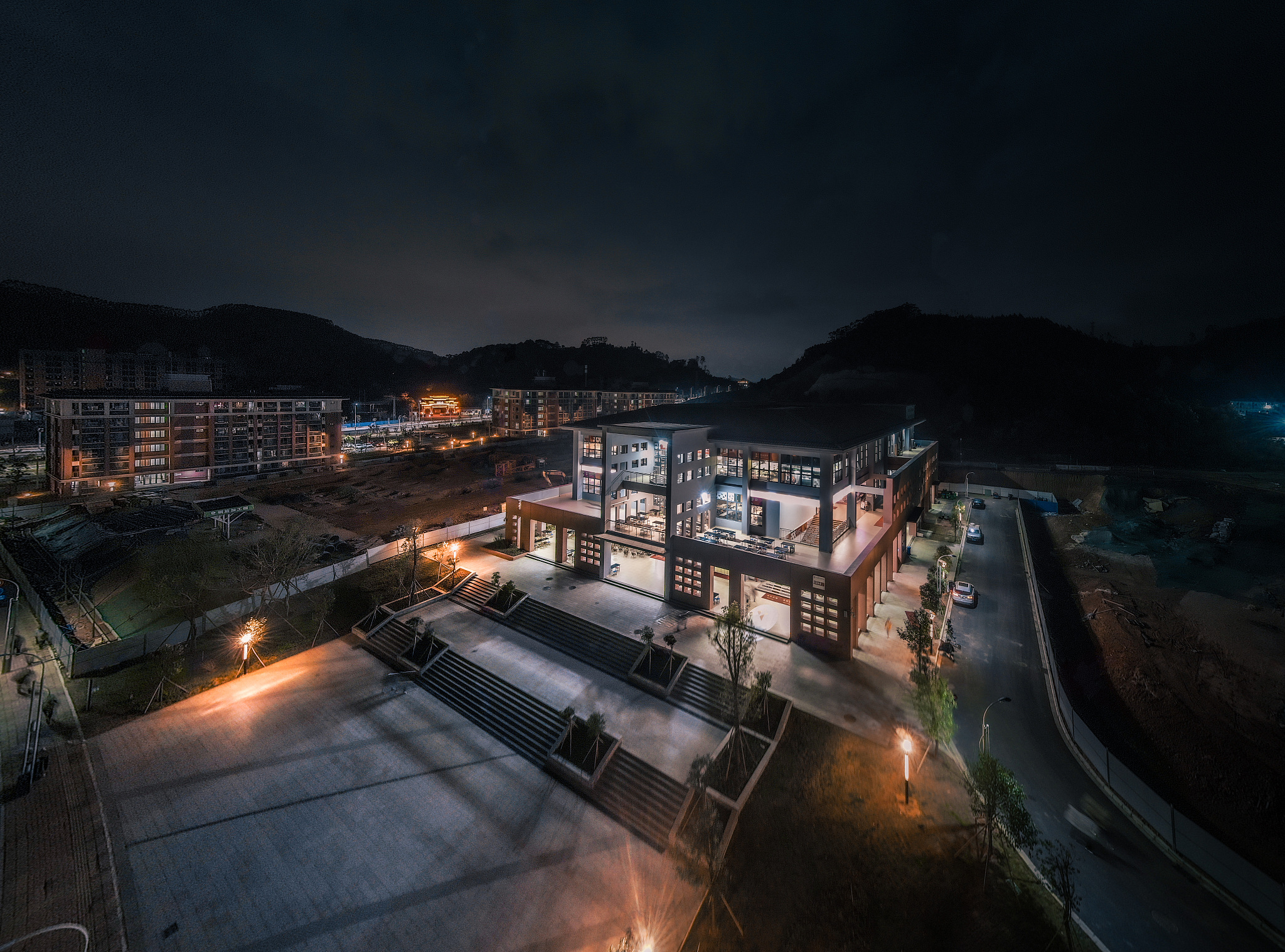 现在我要对公司食堂进行星级评选要从以下3个角度出发食堂文化和社交氛围食堂管理和经营创新员工满意度和口碑评价建立评分标准得出0123星这四个标准