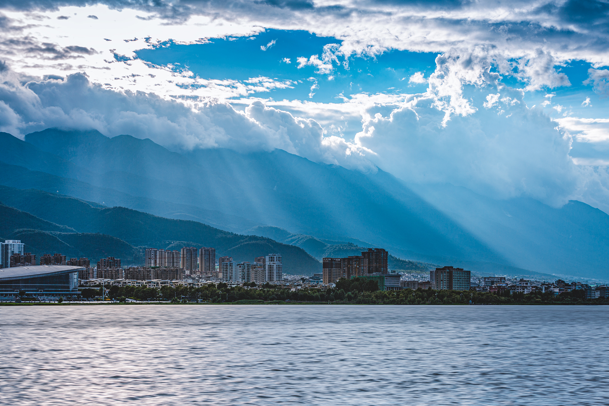 云南大理白族自治州苍山洱海城市风光