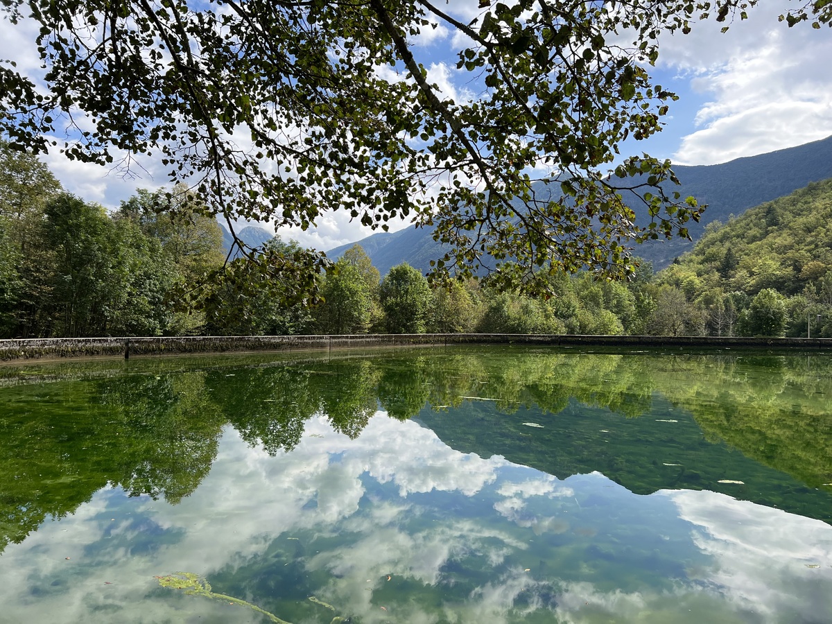 美丽自然环境描写：蓝天白云，溪水潺潺，山峦壮阔