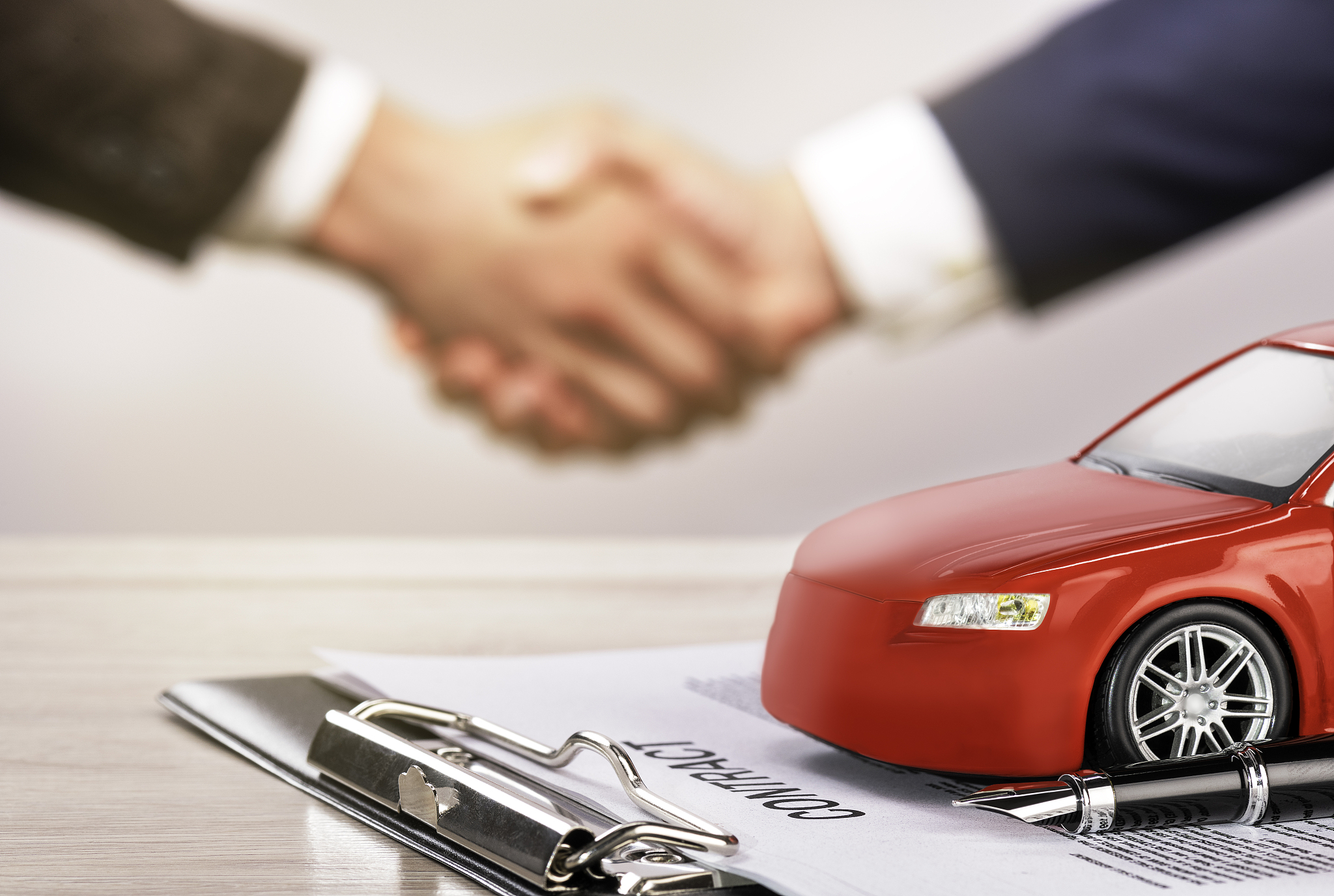 在确定是否应终止确认金融负债时下列关于金融负债合同修改的说法哪些是正确的？选择两个正确选项 I 合同修改包括将现有债务交换为具有不同条款的新债务工具以及对现有债务工具进行了合同条款修改。 II 评估合同修改时始终需要执行定量评估和定性评估。 III 根据定量或定性评估一项合同修改可以评估为重大修改。 IV 如果根据定量评估现金流量现值的差额小于10则定性评估不会导致终止确认。