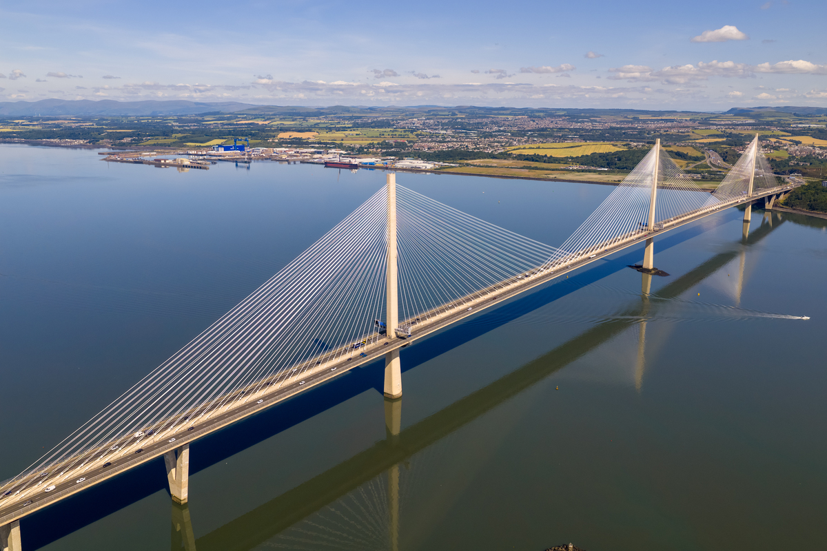 武汉有很多桥请你对在武汉横跨长江的所有大桥从使用情况的方面对武汉的桥进行汇总报告并从多个角度表达你对家乡武汉的热爱不少于3000字。