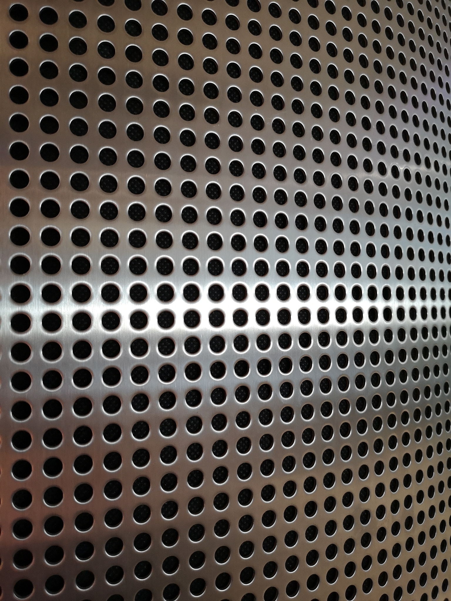 请根据风险评估案例华兴公司是一家A股上市公司主要从事钢铁产品的生产和销售母公司为中兴公司。华兴公司于2022年12月31日拥有B公司、C公司、D公司和E公司等若干被投资企业上述被投资企业有关情况摘录如下表所示：公司名称	华兴公司持股比例	主要业务	注释	2021年12月31日	2022年12月31日		B公司	100	100	钢铁产品的生产和消费	1C公司	0	100	铁矿石的采购和销售	2D公司