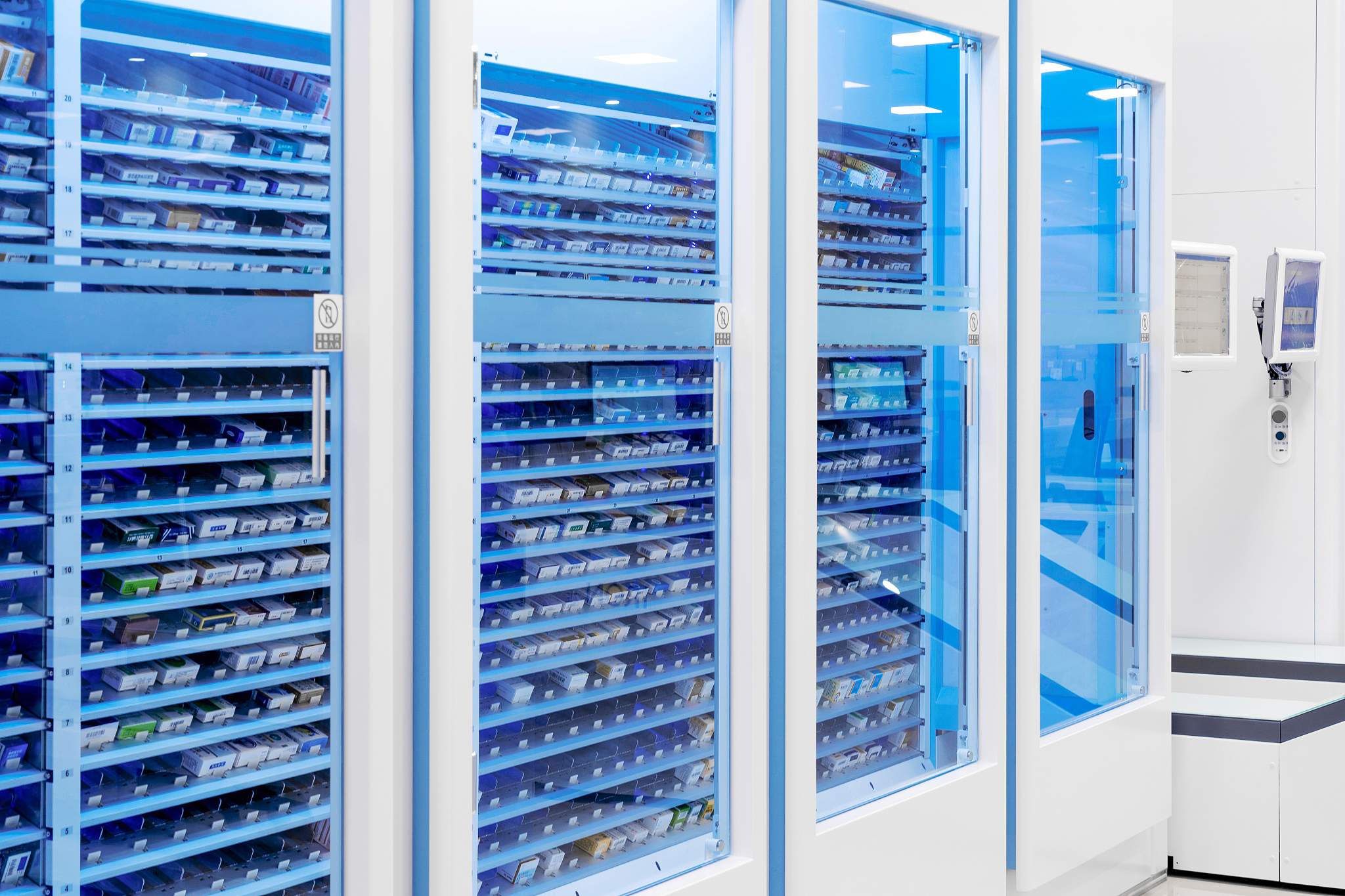 请用自己的理解论述基层医院完善药事管理规章制度，重点论述制度内容，不少于1000字，不能直接抄袭他人观点和概念。