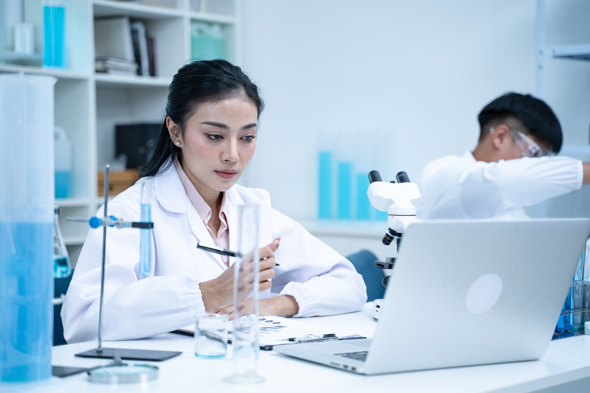 女生学药学工资多少 都能做什么工作