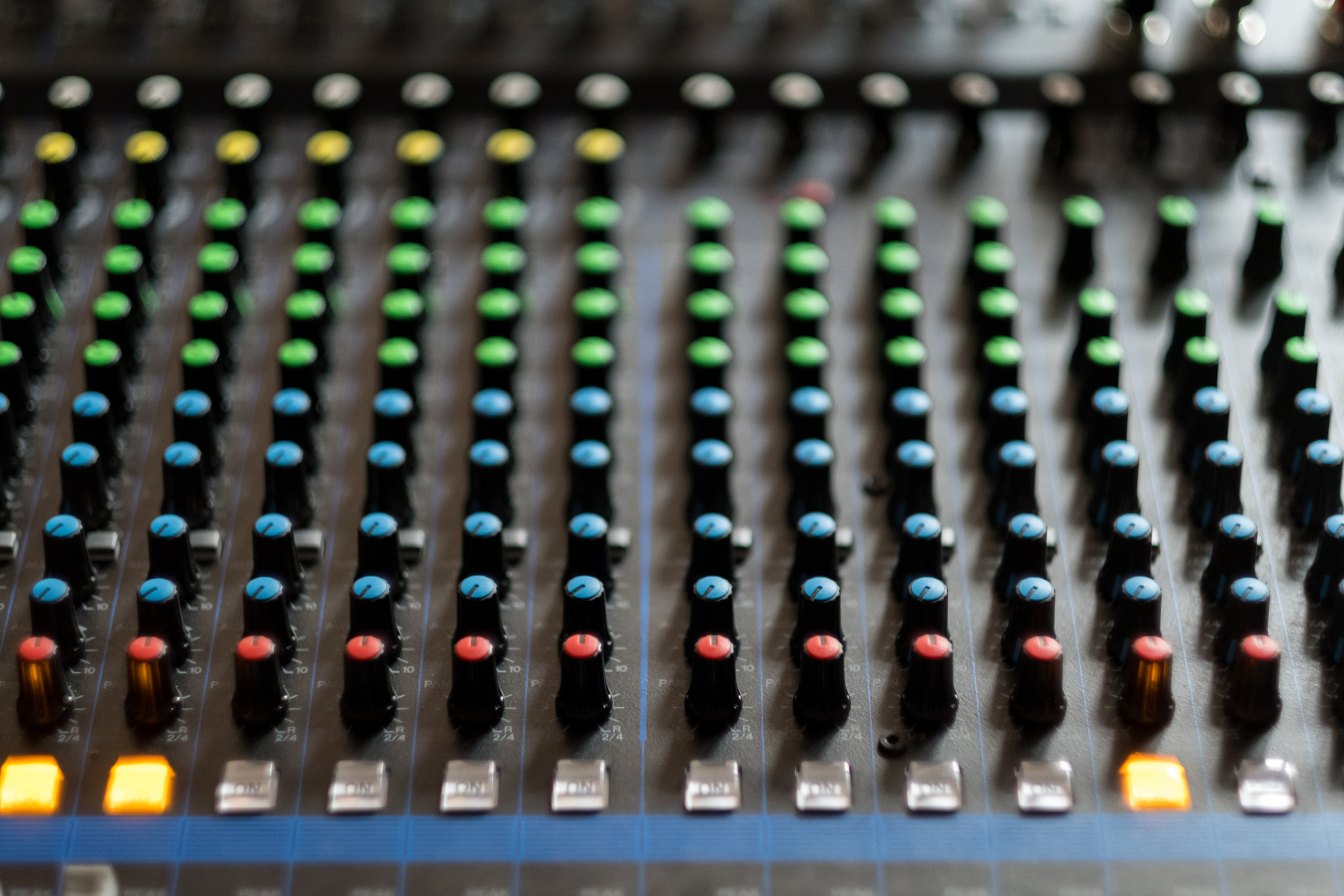 EXCELLENT SOUND QUALITY - This versatile microphone features a cardioid polar pattern that picks up sound sources in front of the microphone clearly and smoothly reducing unwanted background noise and