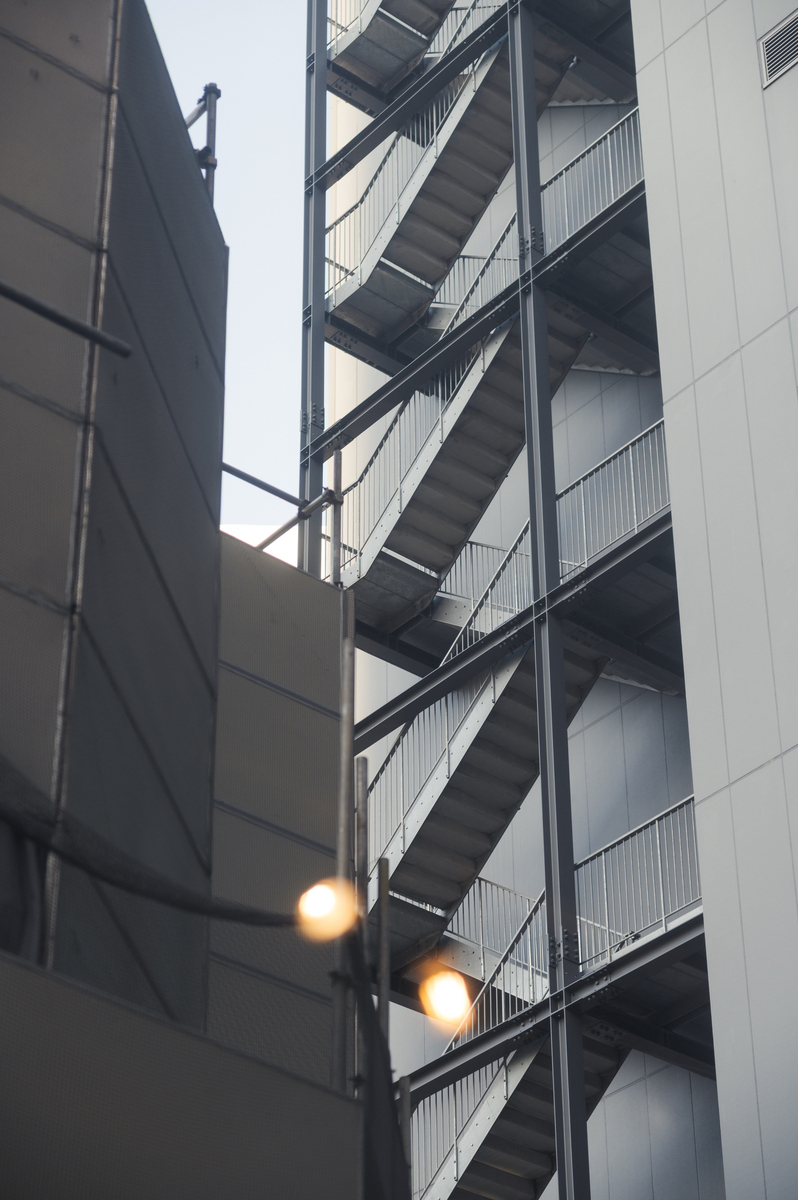 Staircase Layout for Safe Evacuation: Avoiding Dead-end Corridors