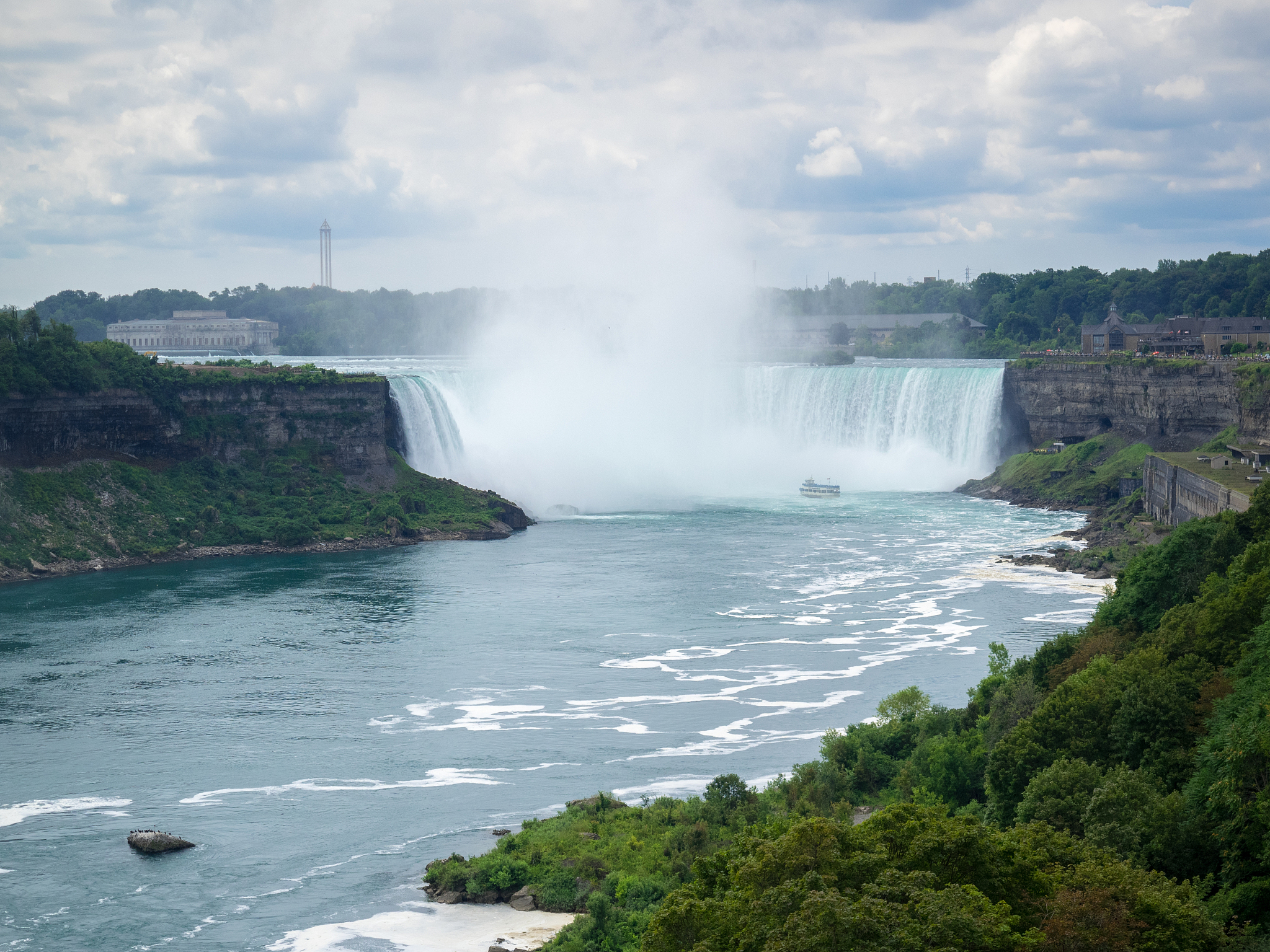 尼亚加拉大瀑布：北美最壮观的瀑布奇观