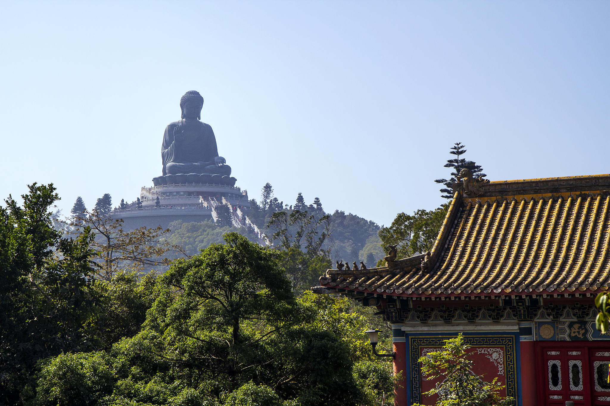 游客的旅游活动不仅限于天坛大佛还会选择到周边景点游玩。这是由于该地的旅游景点景点相对集中且景点之间交通便利。优化拓展一下这句话