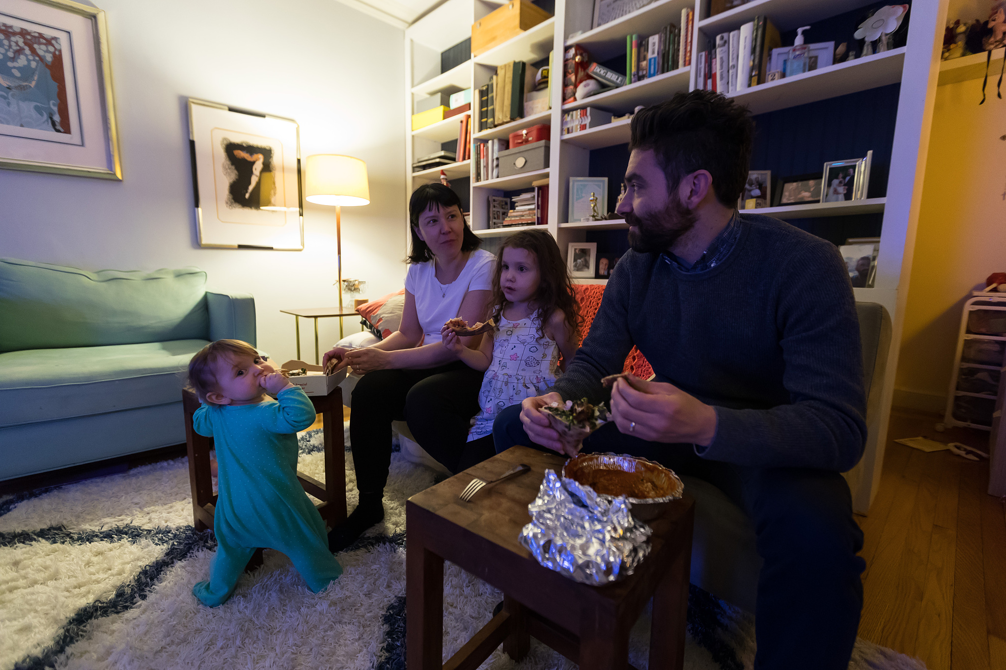 用英文写这篇论文的从《老友记》和《爱情公寓》中看中美幽默的表达差异分的部分段落尽量长一点严谨一点这部分标题如下31 Friends311 Relationships and Romance312 Self-Deprecation and Awkwardness313 Friendship and Loyalty32 Love Apartment321 Workplace Culture and C