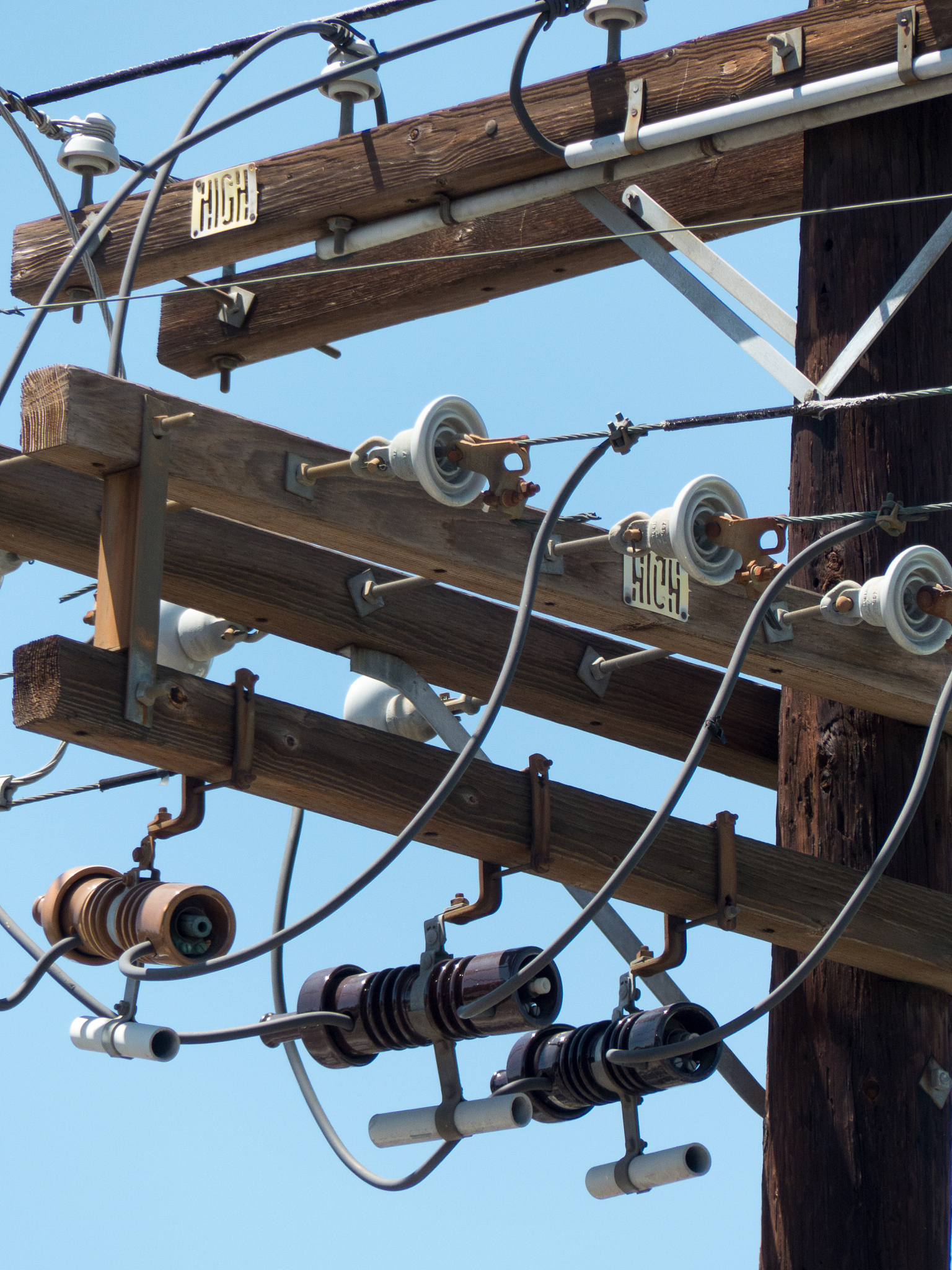 电缆设计防止卡住，确保小车顺畅运行