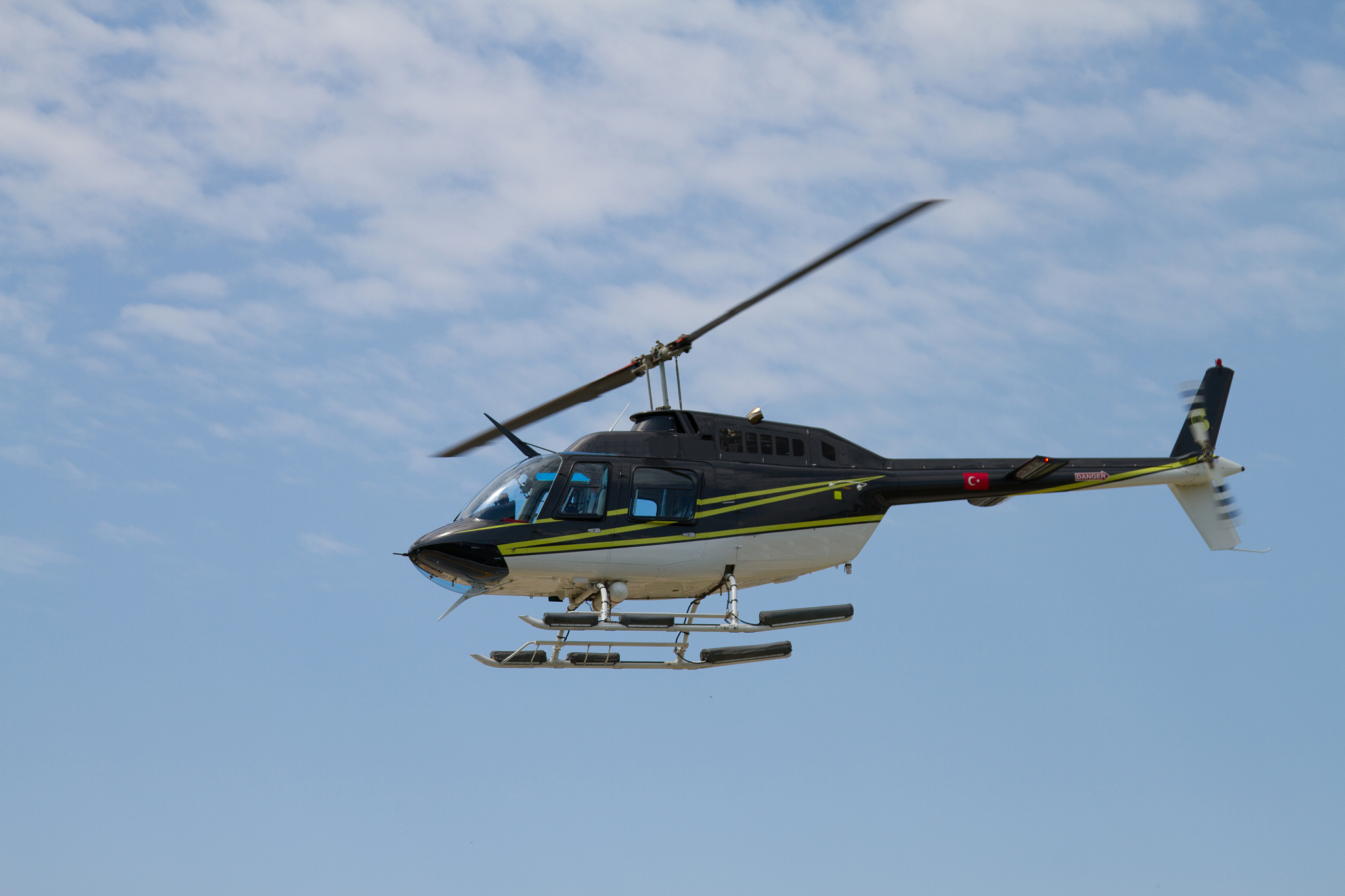 请问基地应该同时派遣几架 Mi-26 型运输直升机运送医疗物资使得所有直升机飞行总距离之和最短。另外运输直升机派送完所载的全部货物后中途不 1能加油需要返回基地
