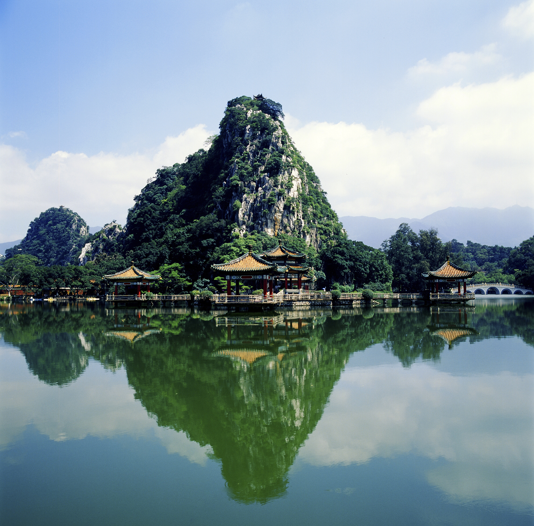 一自坡公谪南海天下不敢小惠州。全诗