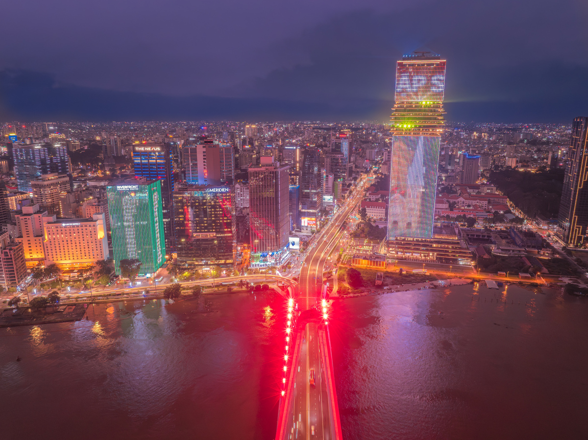 越南胡志明市中心夜景鸟瞰图,夜晚五彩斑斓的bason桥