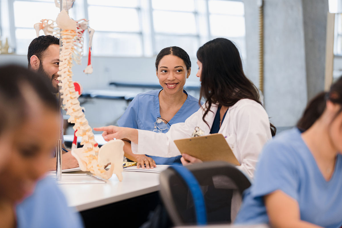 你是一名金融学大学老师请写一段话夸赞你的一名学生有科研能力