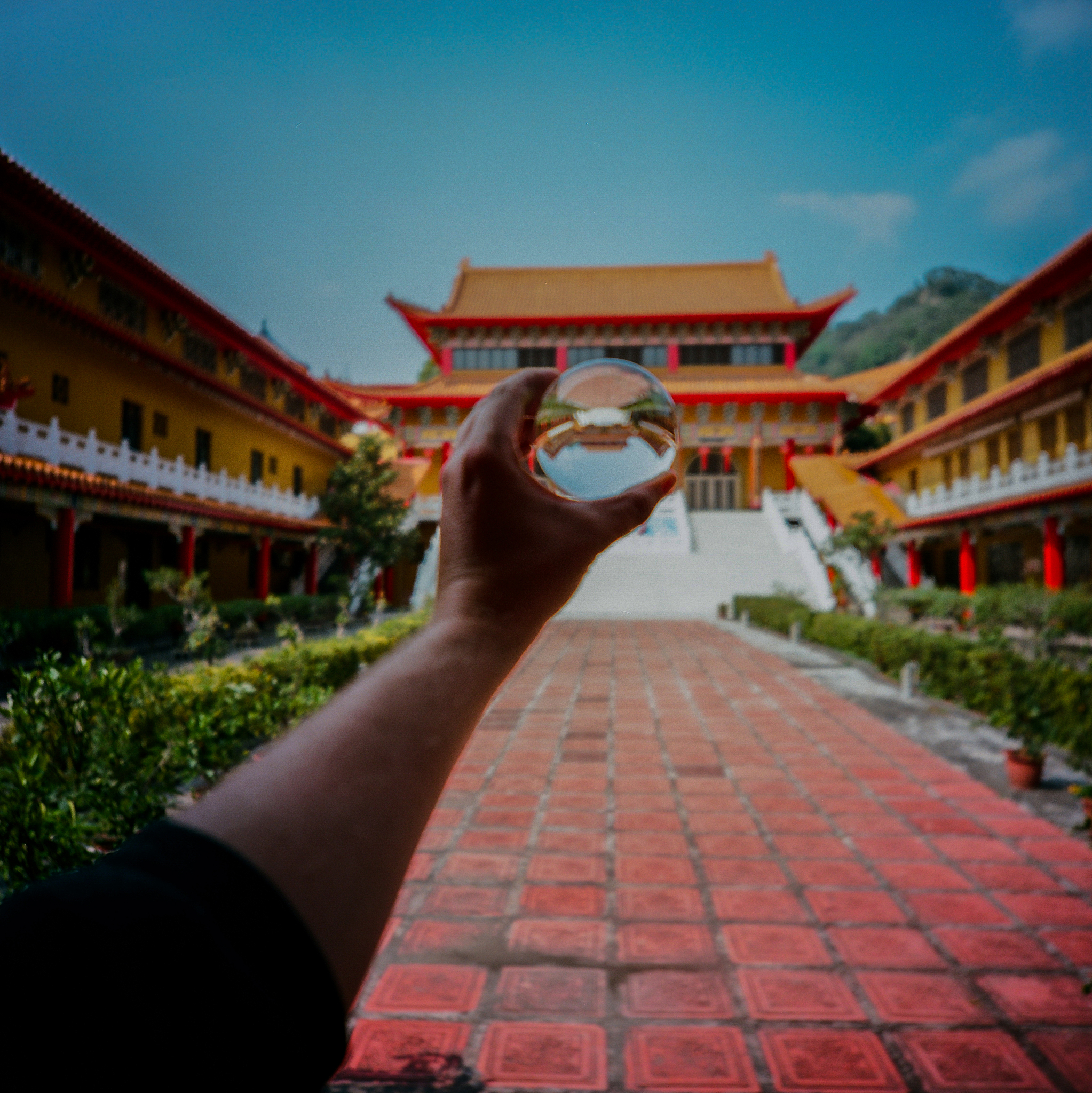 大愿文化园是集自然山水与佛教文化于一身融传统艺术与现代科技于一体的礼佛朝拜、养生禅修、休闲观光的旅游胜境把这就话改写成诗句