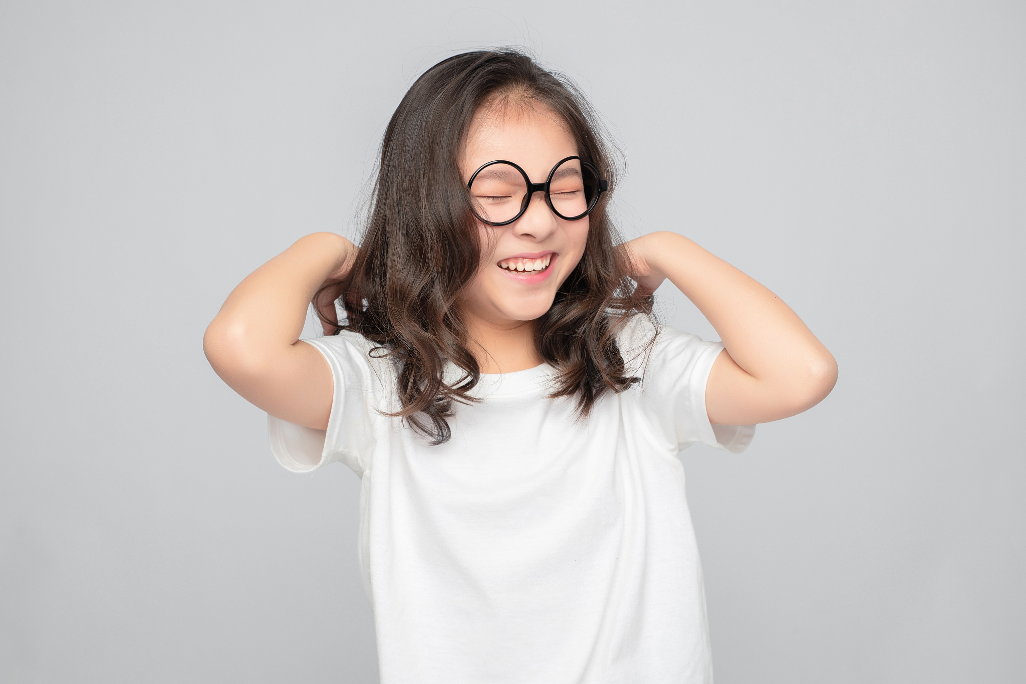 灰色背景里的亚洲小学女生
