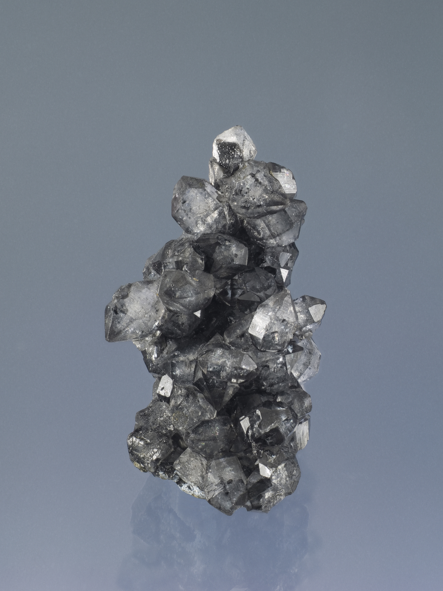 电气石硬度：7-7.5，介于石英和钠长石之间