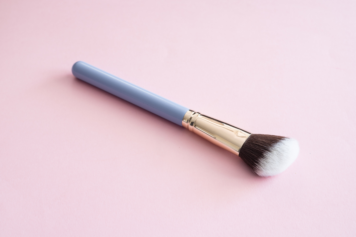 魔法粉底刷，告别卡粉，妆容新巅峰！