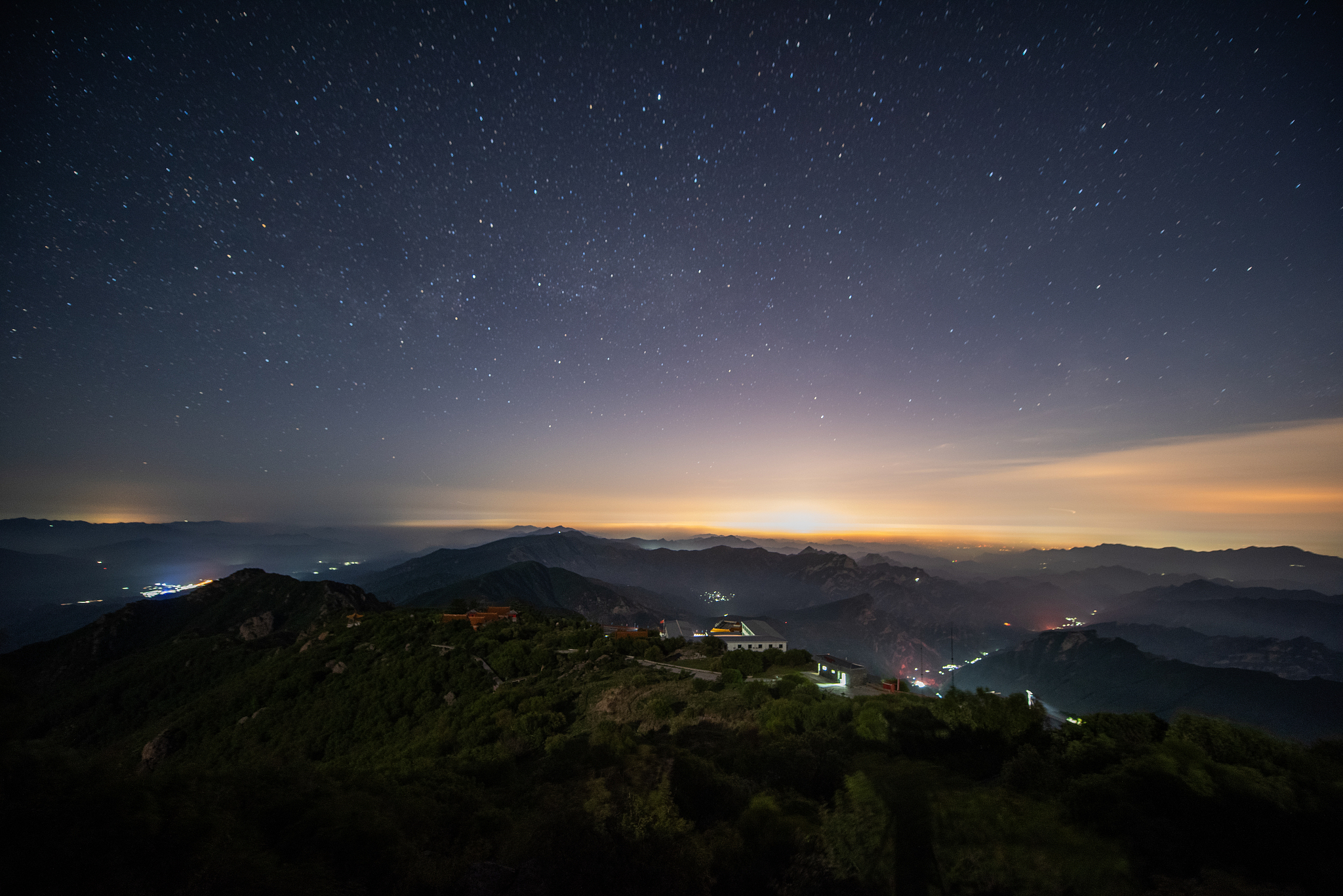 苍茫山子夜。繁星如雨点缀于漆黑的天幕拥簇着那一轮冰月浅辉洒下茫茫大地便笼在其中高山巍巍树木葱葱只是看去除却顶上的那一层白光底下全是陷在阴影之中。 帮我写类似的开头