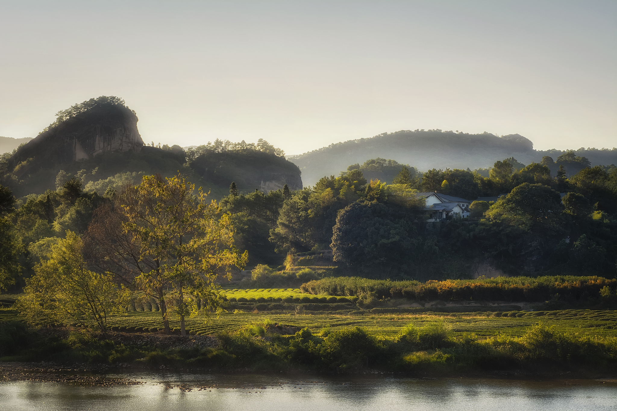 红色太阳在青色的雾中生起看起来朦朦胧胧有树有水村庄在沛县东郊以此为线索写一首押韵对仗的唐诗