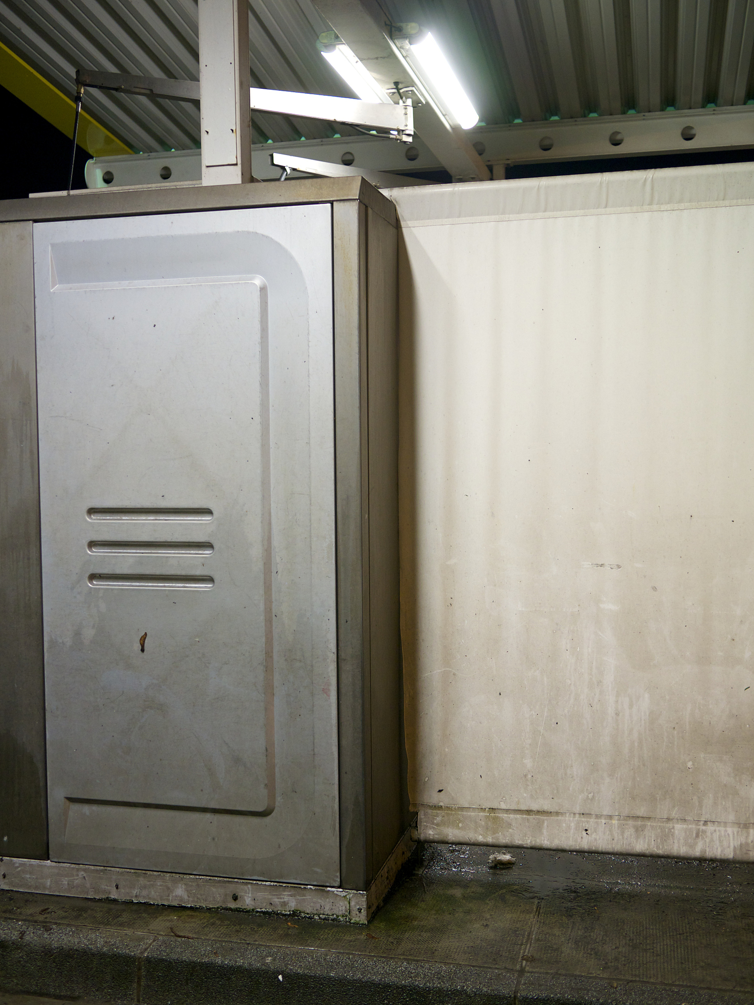 集装箱顶部破损导致货物水湿 - 原因分析及文件需求