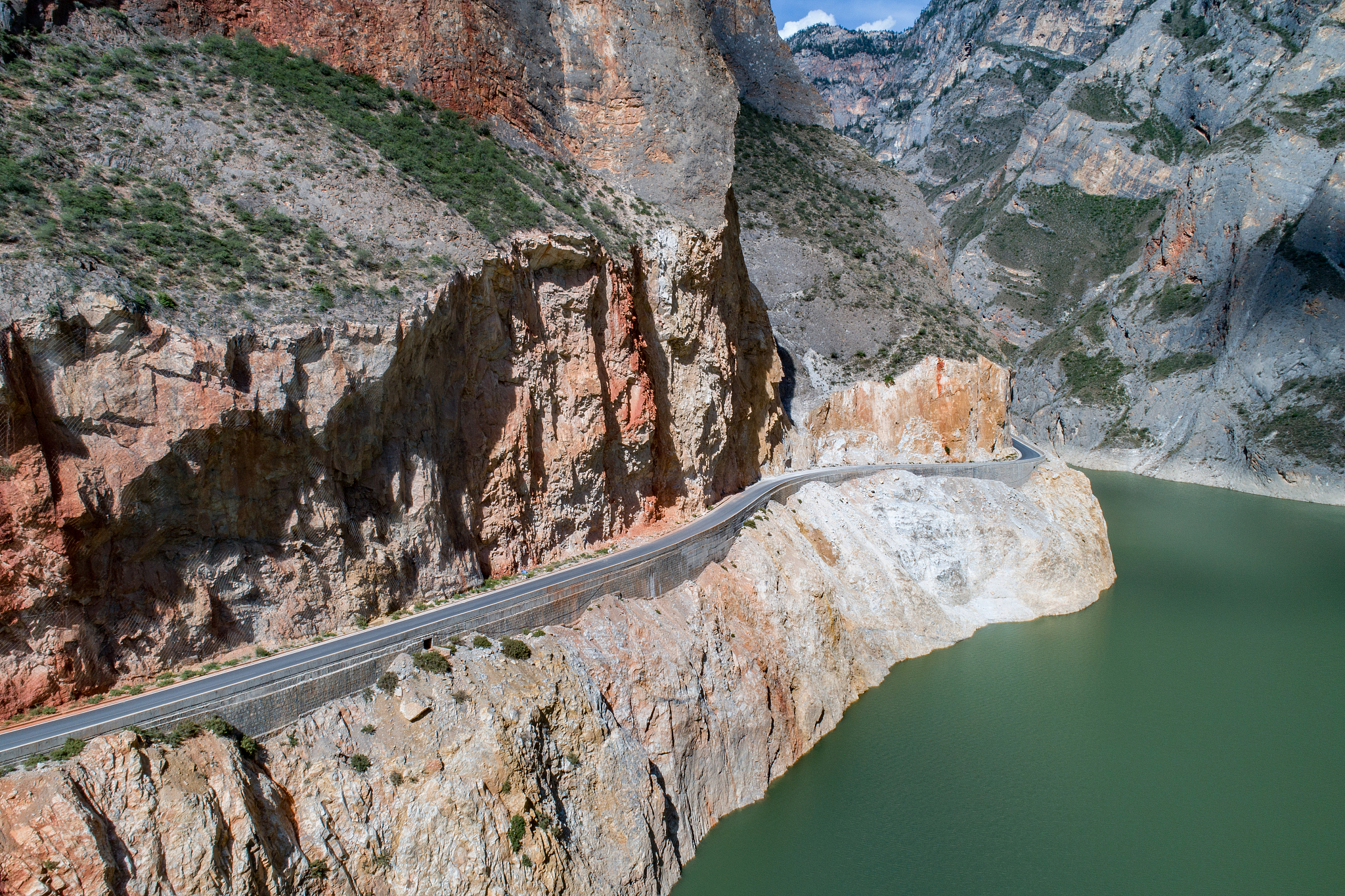 兰州刘家峡峡口的地质地貌奇观 - 峡谷、崖壁、瀑布、溶洞、绿洲
