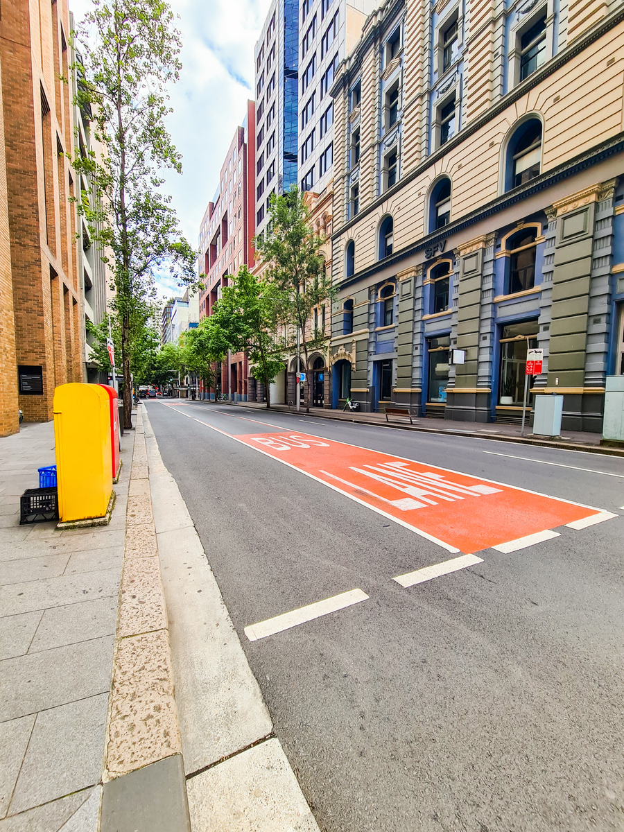 续写适老化改造的方式：社区商业型道路以牧电巷为例重点为社区内人群提供日常商业服务改造目标以满足社区居民日常购物、买菜等慢行交通需求。