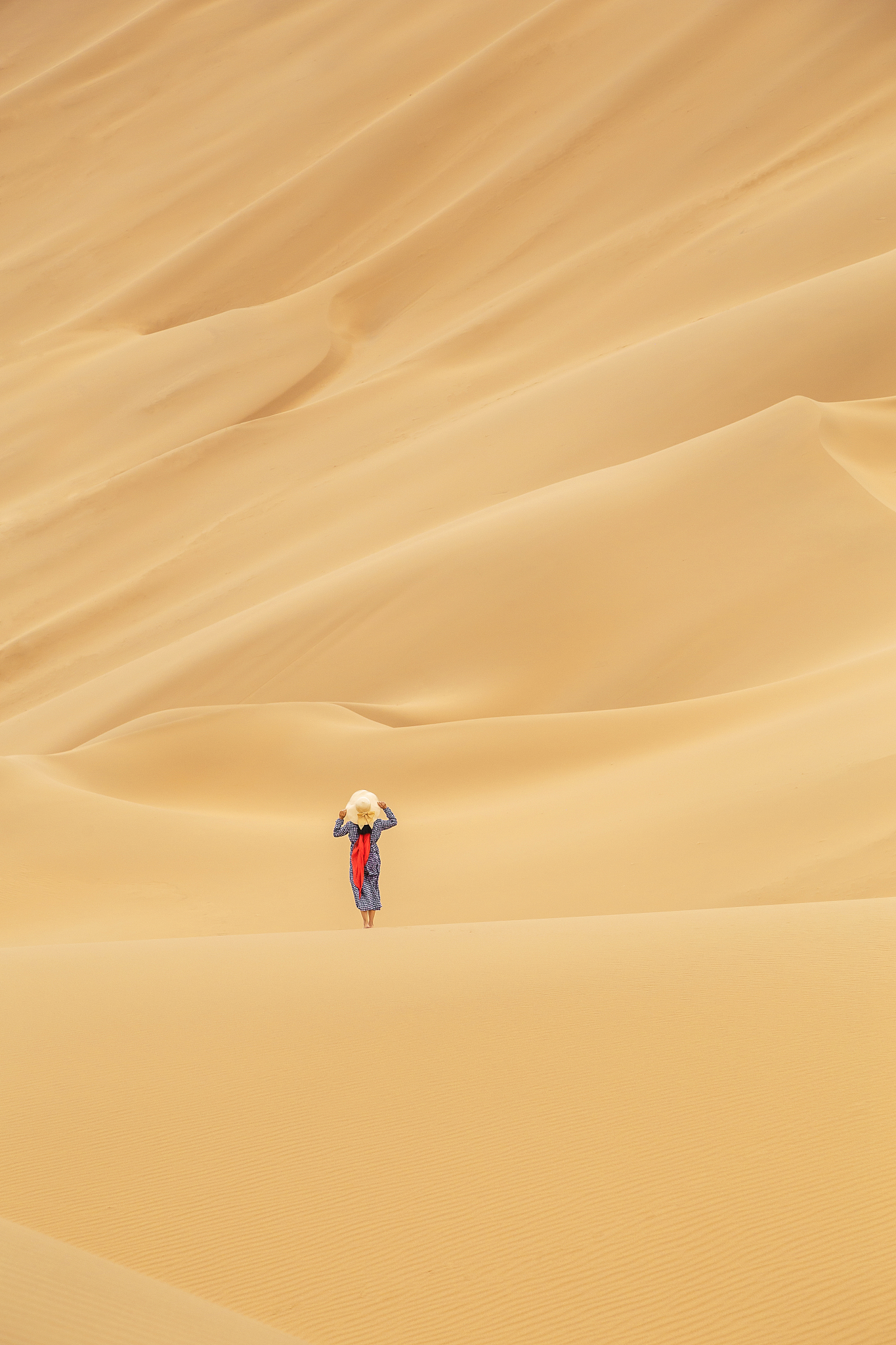 徒步穿越沙漠：感受极致干燥与炙热，探秘荒漠之美